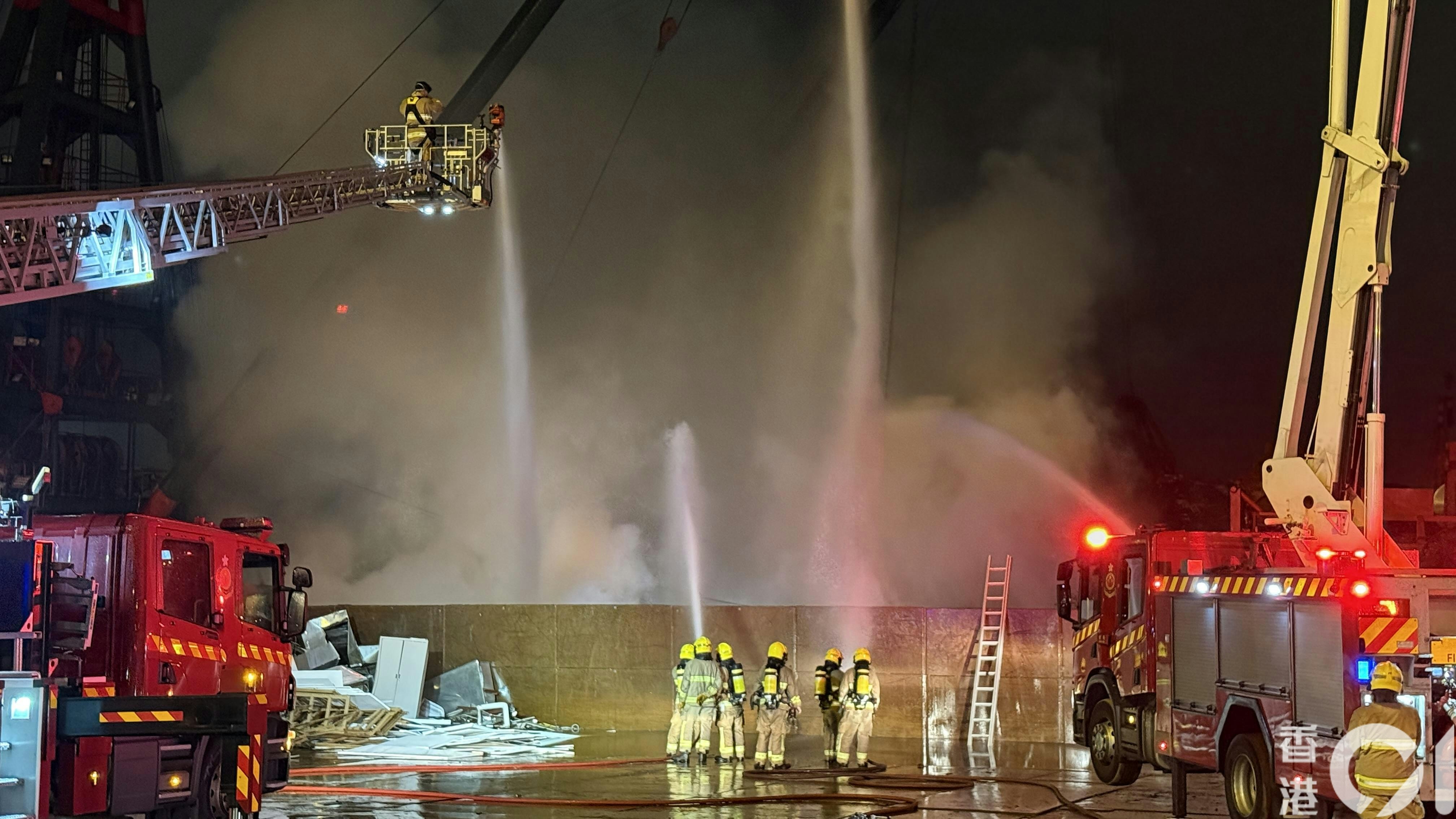 消防接報到場升雲梯，動用多條喉射水撲火。（李家傑攝）