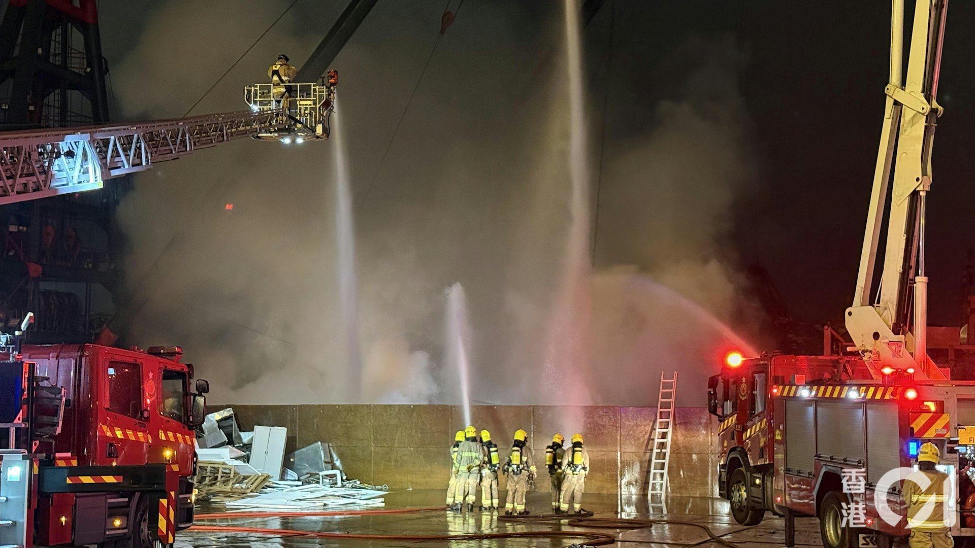 消防接報到場升雲梯,動用多條喉射水撲火。(李家傑攝) 消防接報到場升雲梯,動用多條喉射水撲火。(李家傑攝)