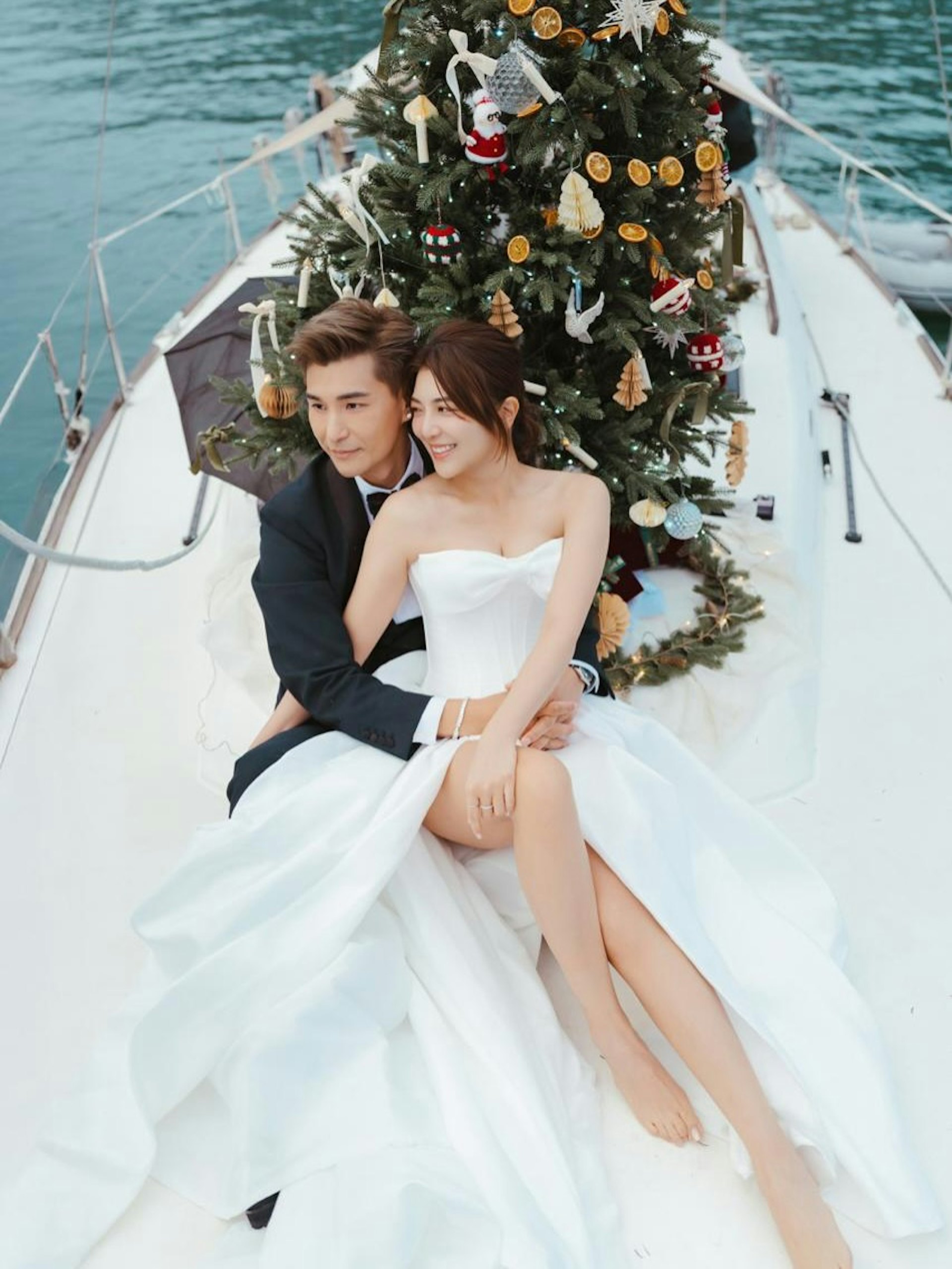 两人结婚踏入8年,依然恩爱如昔。