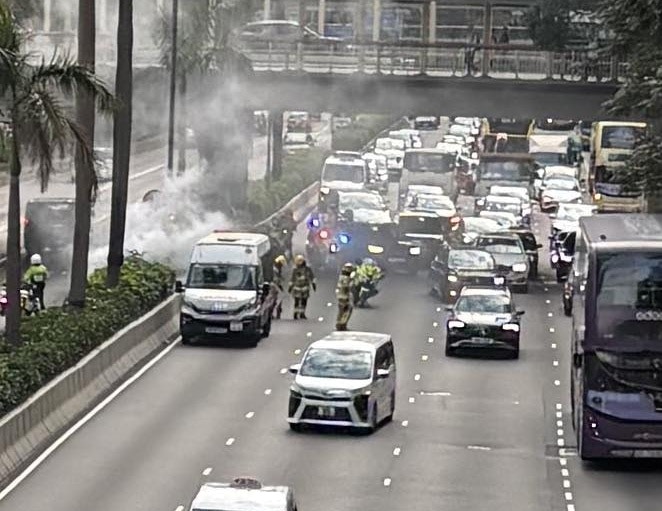 灣仔告士打道花槽冒煙　疑煙頭引起　近菲林明道行車一度擠塞