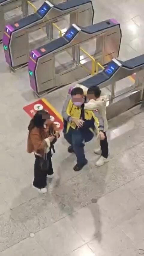 本港社交平台Threads瘋傳多段影片，指港鐵大圍站閘外，有男職員被女子抓手、胸壓、錘打、箍頸，甚至張口咬。（Threads@i_am_misaki）