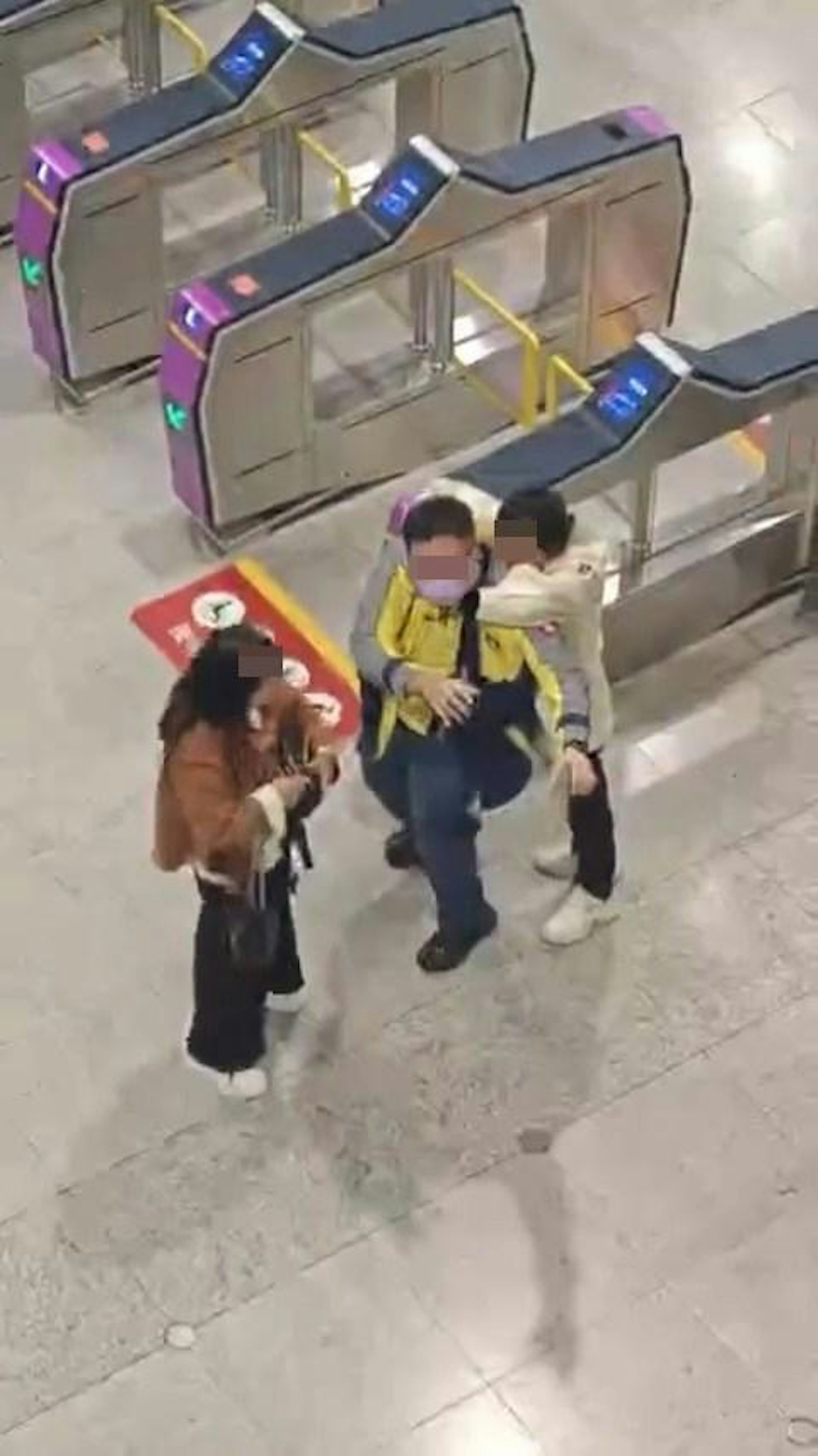 本港社交平台Threads瘋傳多段影片,指港鐵大圍站閘外,有男職員被女子抓手、胸壓、錘打、箍頸,甚至張口咬。(Threads@i_am_misaki) 本港社交平台Threads瘋傳多段影片,指港鐵大圍站閘外,有男職員被女子抓手、胸壓、錘打、箍頸,甚至張口咬。(Threads@i_am_misaki)