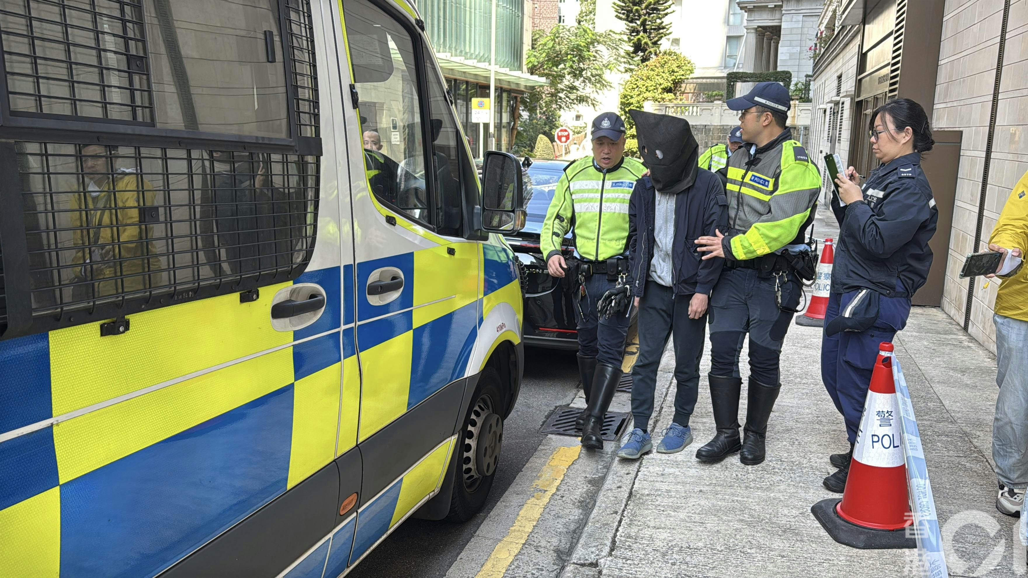 經初步調查，警員在車尾箱檢獲大麻及其他吸毒工具，以涉嫌「販運危險藥物」罪名拘捕該名涉事的姓陳男司機（32歲）。（翁鈺輝攝）