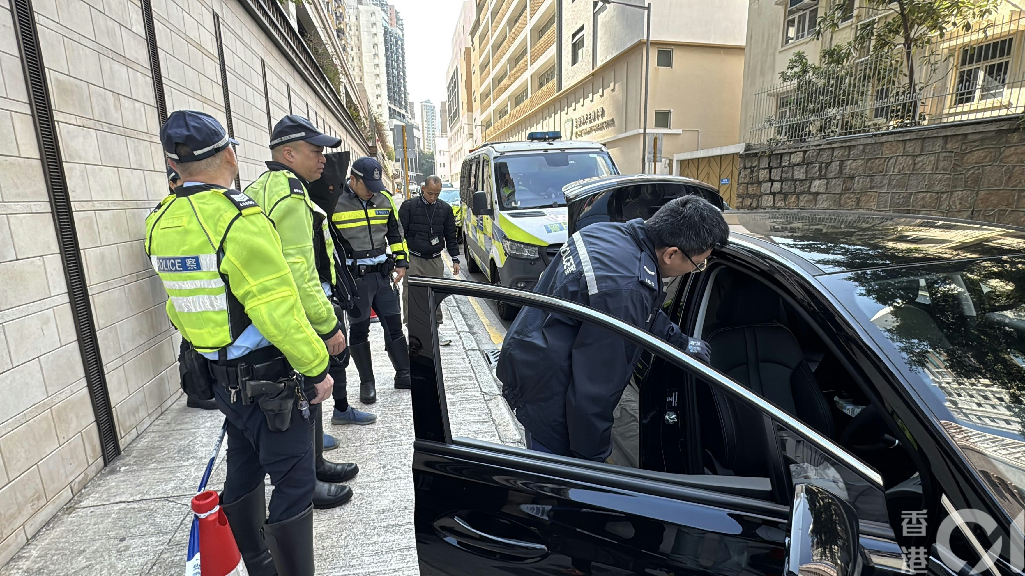 經初步調查，警員在車尾箱檢獲大麻及其他吸毒工具，以涉嫌「販運危險藥物」罪名拘捕該名涉事的姓陳男司機（32歲）。（翁鈺輝攝）