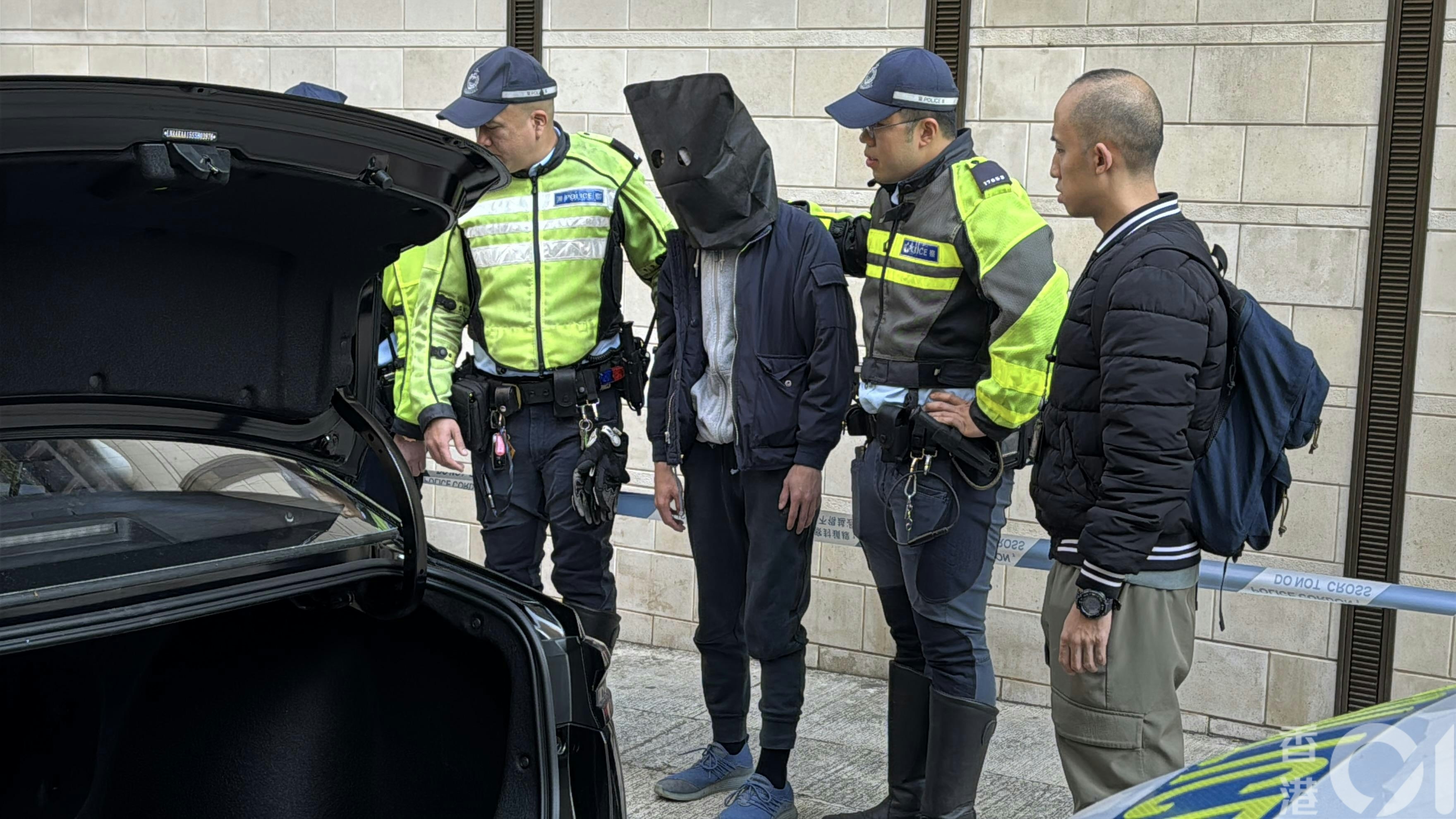 經初步調查，警員在車尾箱檢獲大麻及其他吸毒工具，以涉嫌「販運危險藥物」罪名拘捕該名涉事的姓陳男司機（32歲）。（翁鈺輝攝）