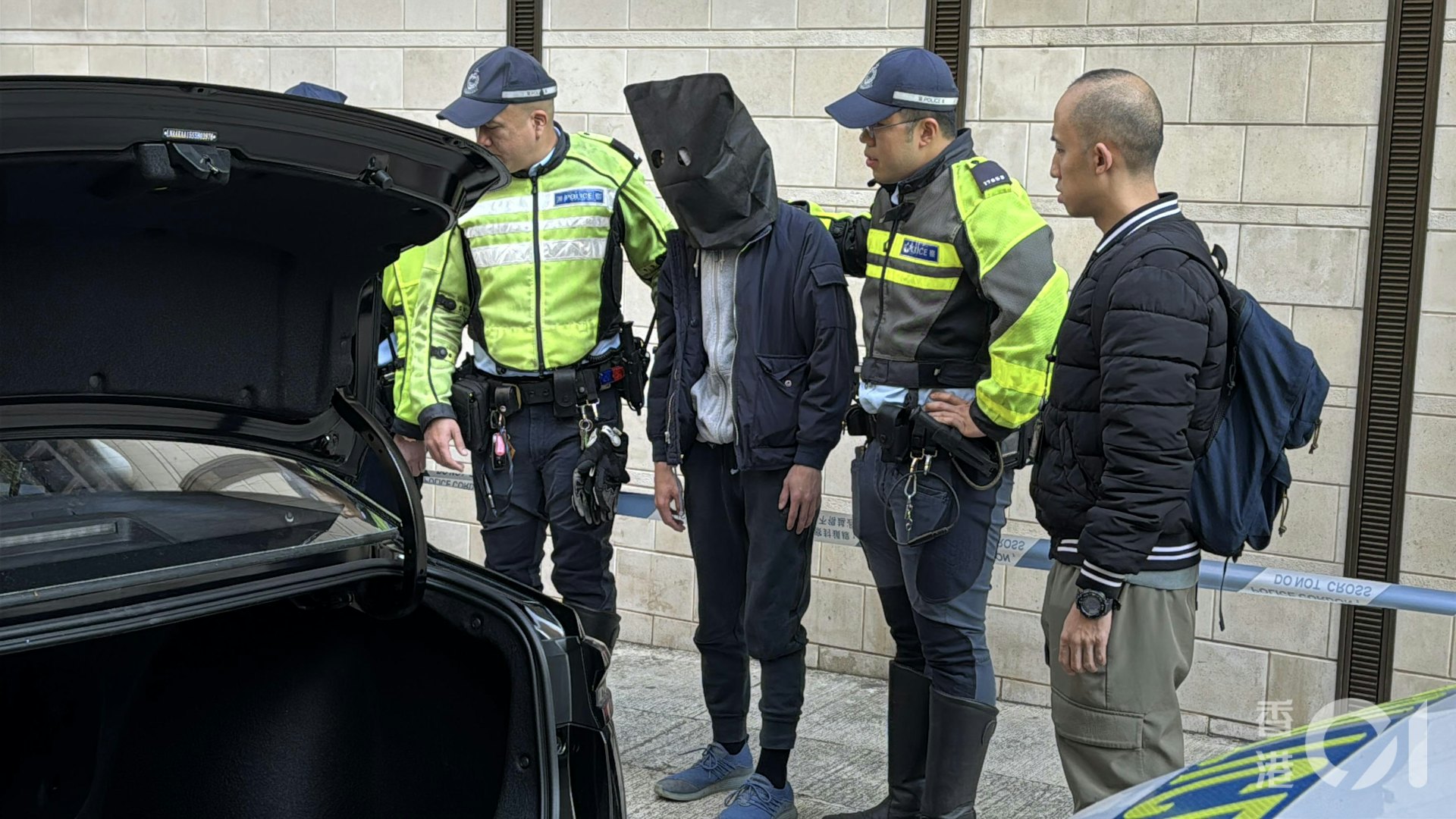 經初步調查,警員在車尾箱檢獲大麻及其他吸毒工具,以涉嫌「販運危險藥物」罪名拘捕該名涉事的姓陳男司機(32歲)。(翁鈺輝攝) 經初步調查,警員在車尾箱檢獲大麻及其他吸毒工具,以涉嫌「販運危險藥物」罪名拘捕該名涉事的姓陳男司機(32歲)。(翁鈺輝攝)