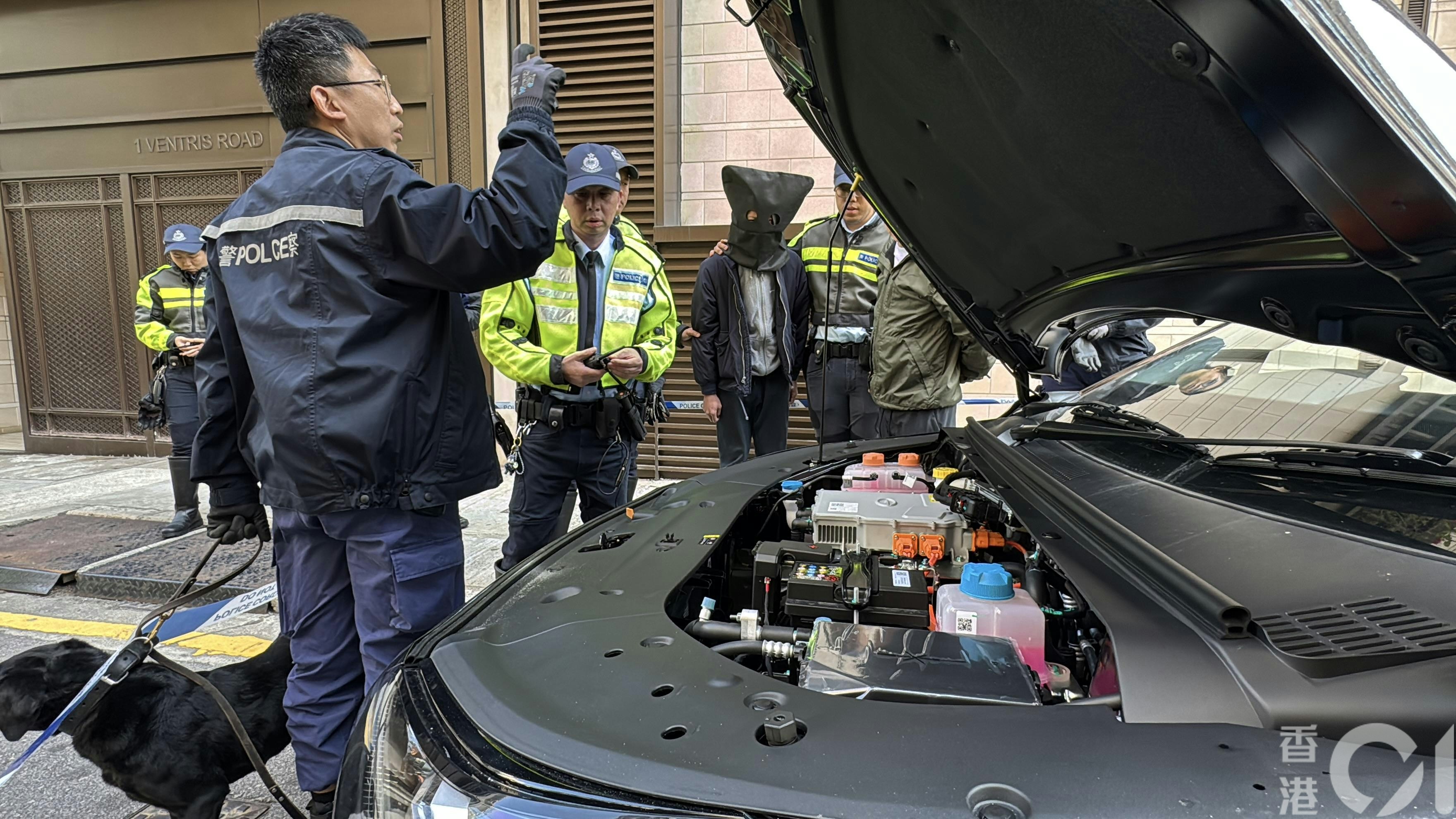 經初步調查，警員在車尾箱檢獲大麻及其他吸毒工具，以涉嫌「販運危險藥物」罪名拘捕該名涉事的姓陳男司機（32歲）。（翁鈺輝攝）