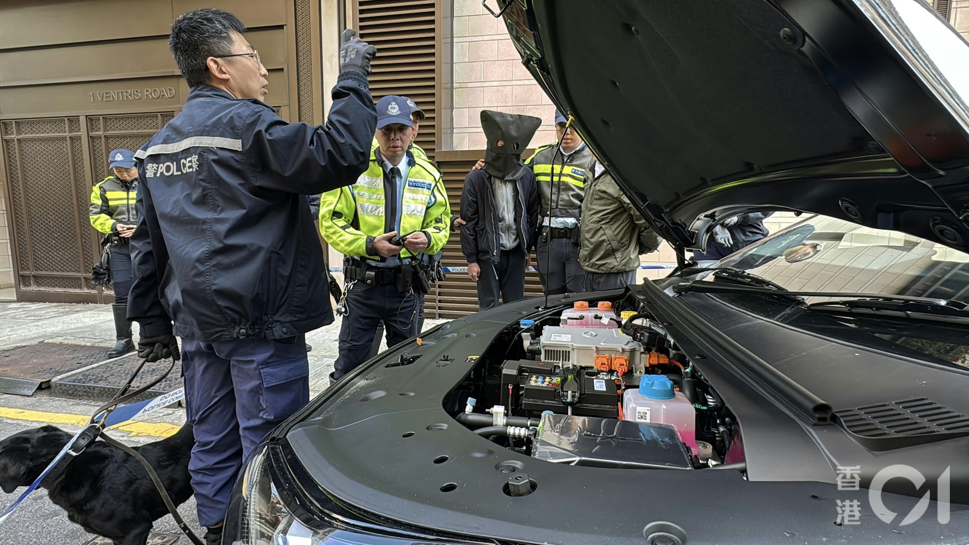 經初步調查,警員在車尾箱檢獲大麻及其他吸毒工具,以涉嫌「販運危險藥物」罪名拘捕該名涉事的姓陳男司機(32歲)。(翁鈺輝攝) 經初步調查,警員在車尾箱檢獲大麻及其他吸毒工具,以涉嫌「販運危險藥物」罪名拘捕該名涉事的姓陳男司機(32歲)。(翁鈺輝攝)
