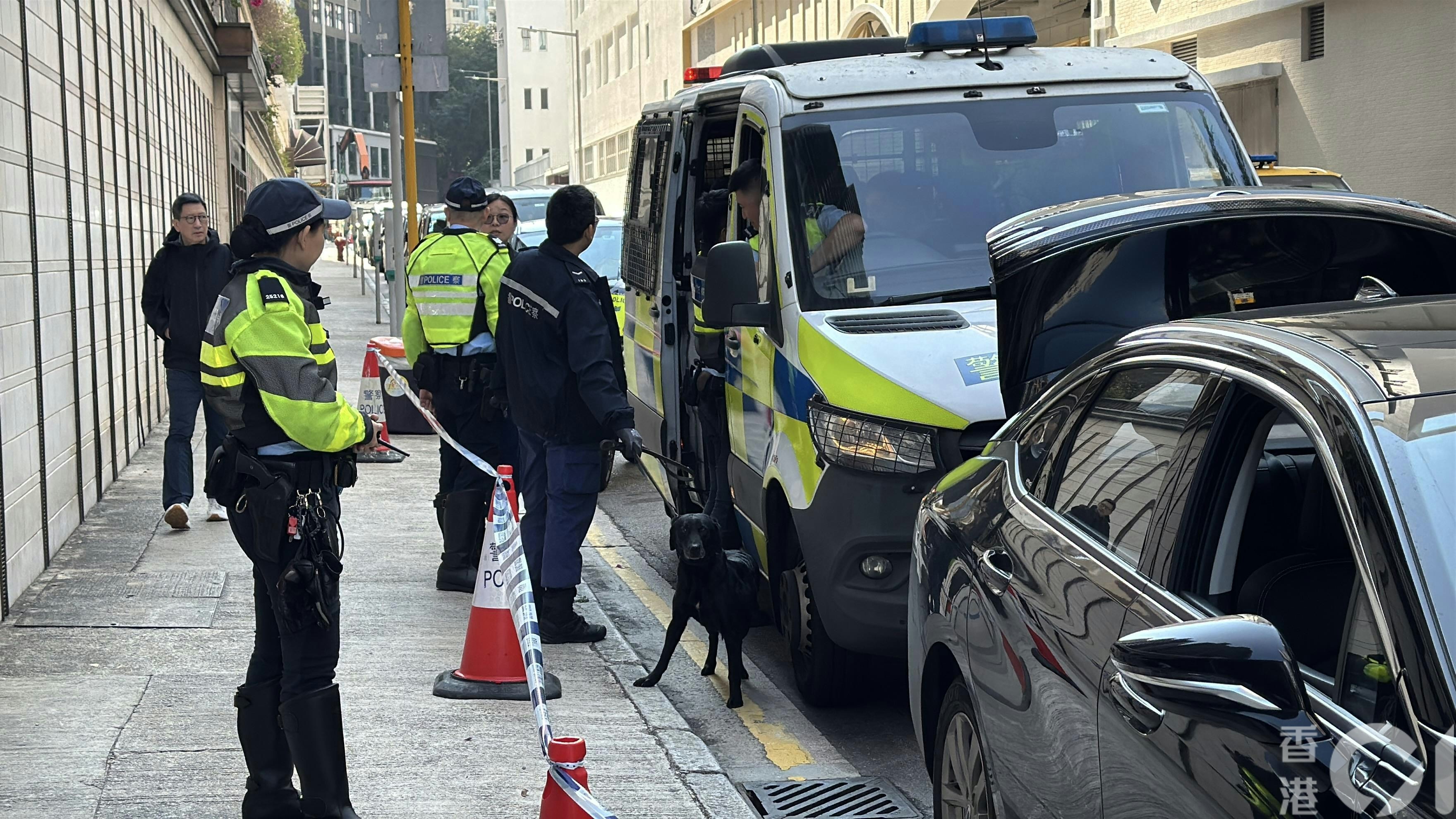 緝毒犬到場協助搜查。（翁鈺輝攝）