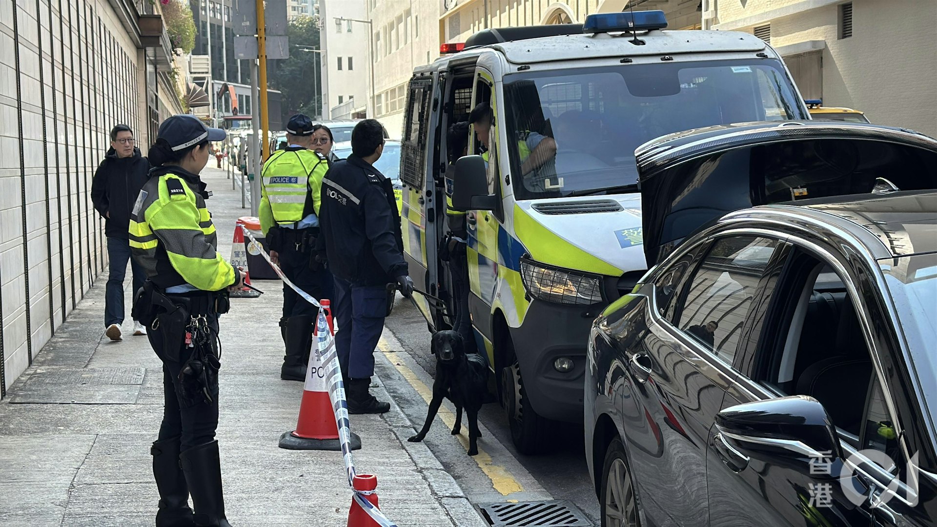 緝毒犬到場協助搜查。(翁鈺輝攝) 緝毒犬到場協助搜查。(翁鈺輝攝)