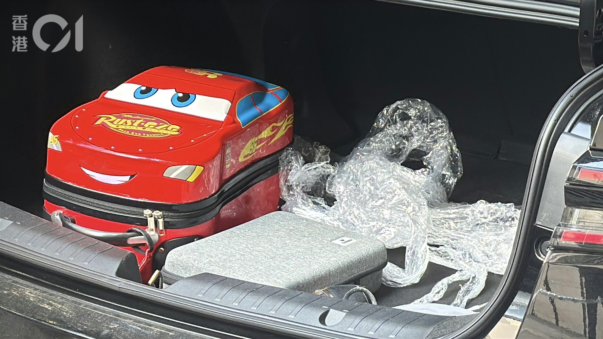 警員在車尾箱檢獲大麻及其他吸毒工具。(翁鈺輝攝) 警員在車尾箱檢獲大麻及其他吸毒工具。(翁鈺輝攝)