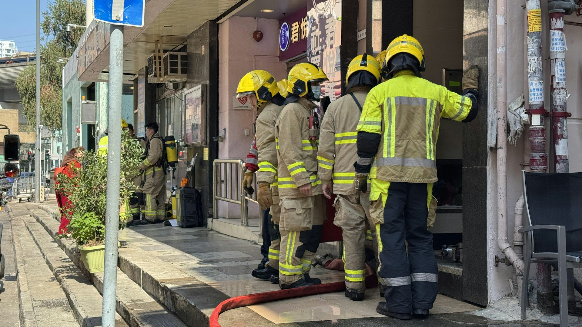 元朗艷虹樓起火冒煙 一男不適送院 元朗艷虹樓起火冒煙 一男不適送院