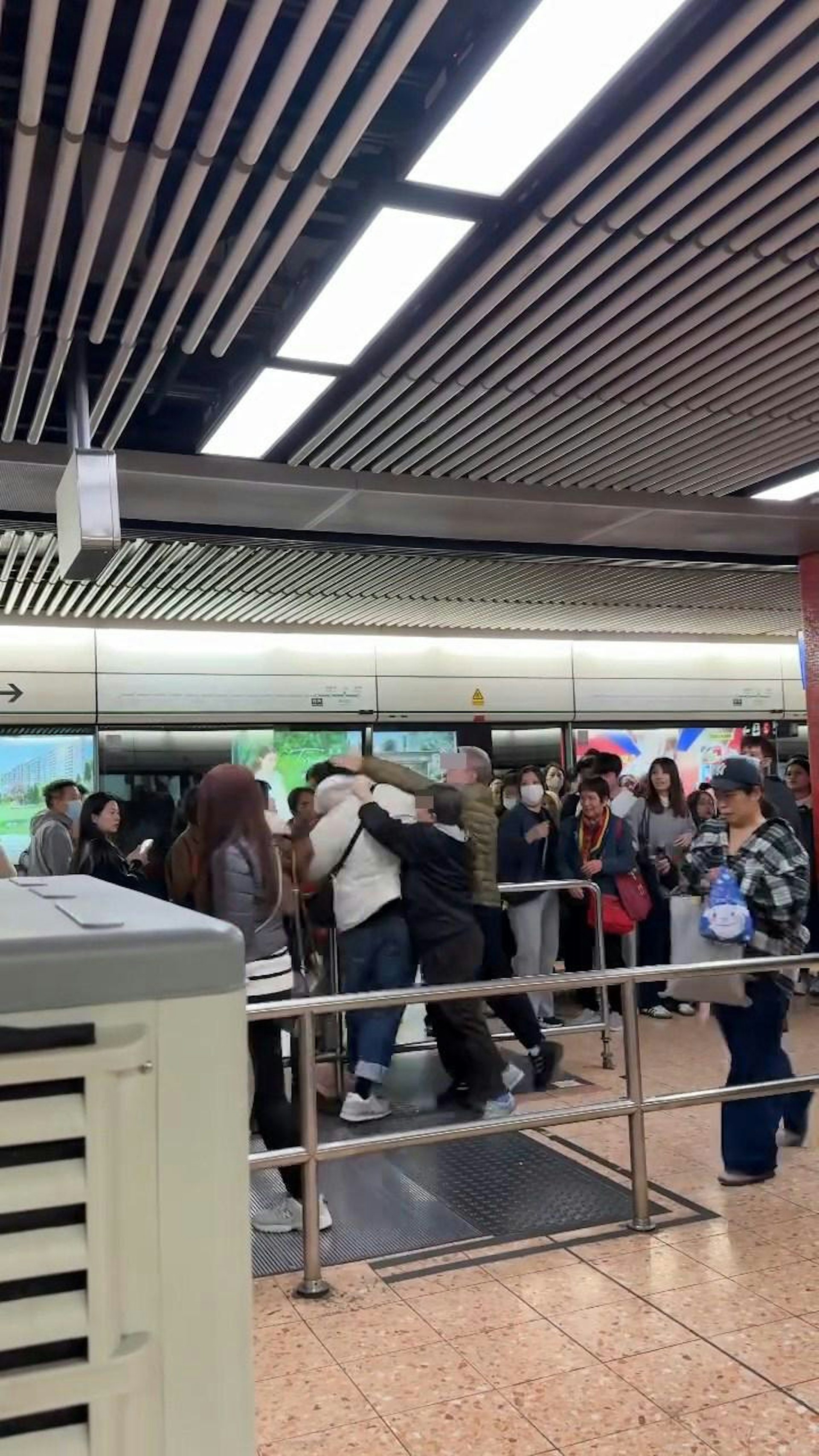 本港社交平台Threads瘋傳影片,指港鐵旺角站月台有1名年輕男子與1名老伯激烈爭執。(Threads@chingr1rmyjj)