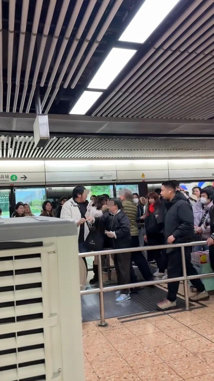 其間白衣男老婆疑被老伯打中，白衣男激動質問「打我老婆？你係咪打我老婆啊！」，老伯則「爆粗」責罵「X你老X啊！X你老X！」。（Threads@chingr1rmyjj）