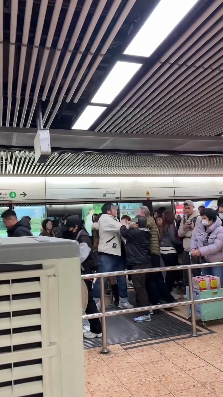 雙方「埋身」拉扯欲動手，白衣男及阿伯老婆嘗試分開2人。（Threads@chingr1rmyjj）