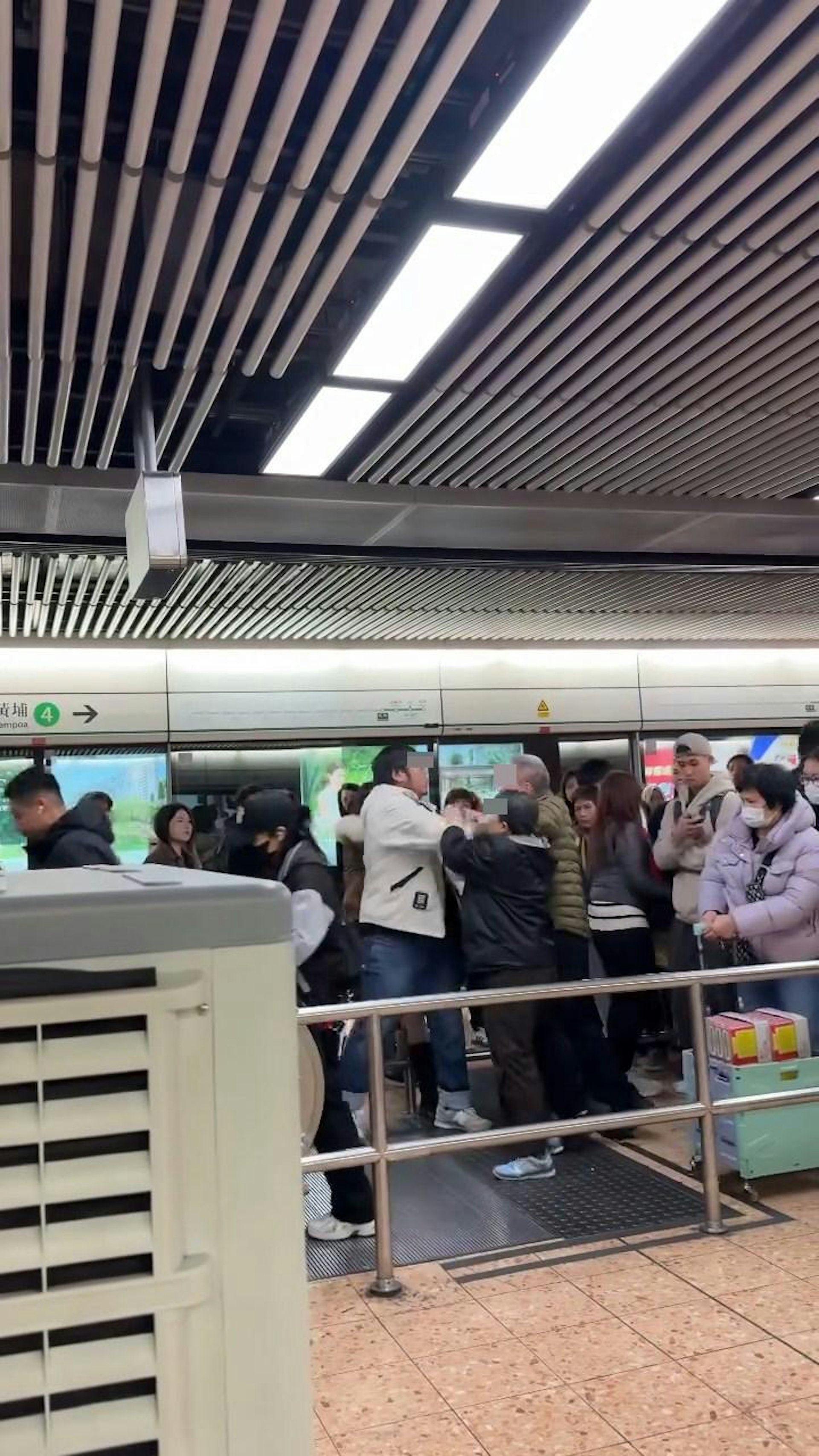 雙方「埋身」拉扯欲動手,白衣男及阿伯老婆嘗試分開2人。(Threads@chingr1rmyjj)