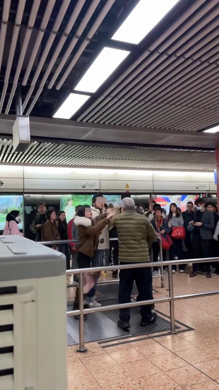 白衣男老婆見狀即時「爆發」保護老公，用雙手擋開老伯的手，喝斥老伯離開。（Threads@chingr1rmyjj）