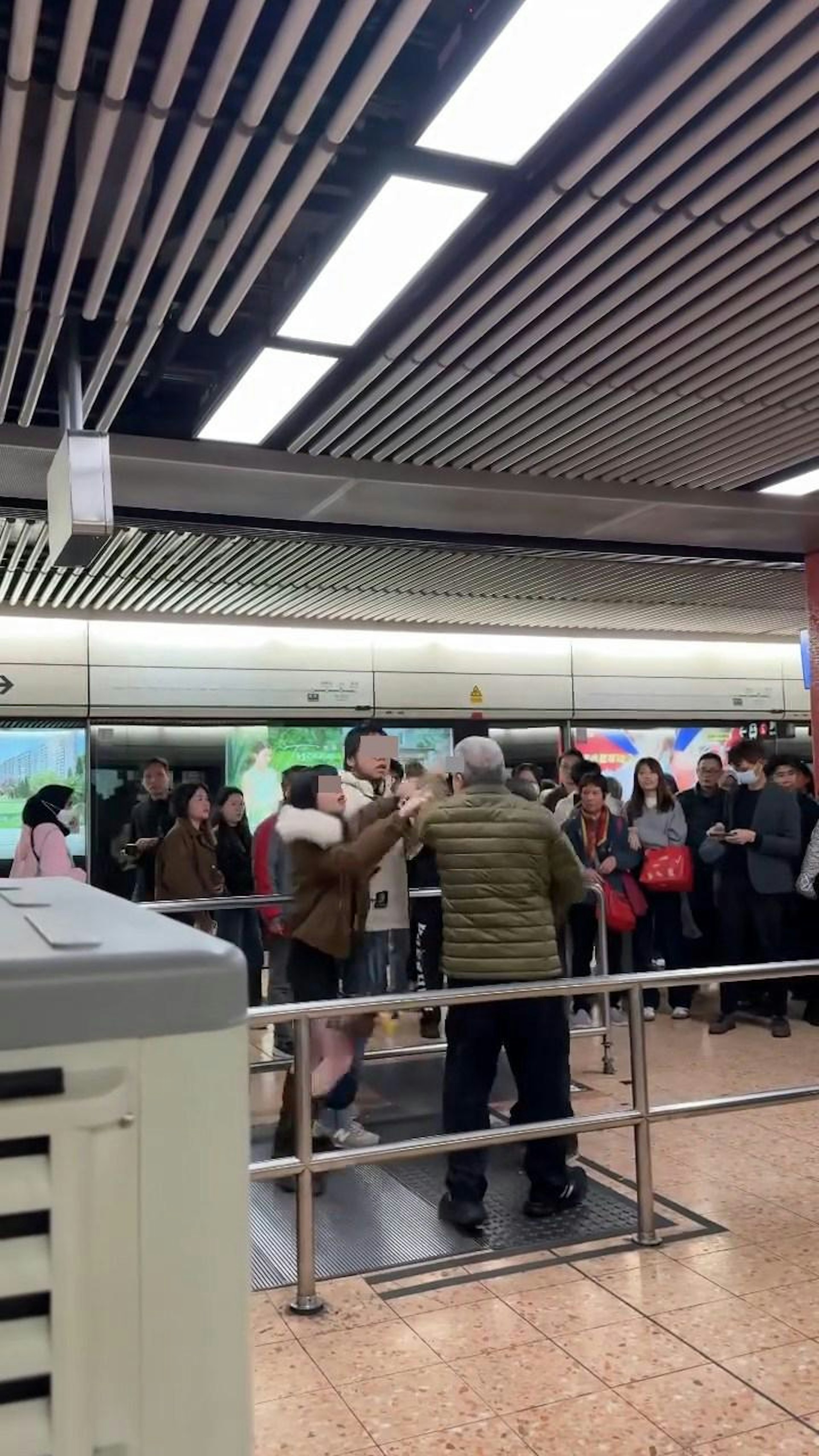 白衣男老婆見狀即時「爆發」保護老公,用雙手擋開老伯的手,喝斥老伯離開。(Threads@chingr1rmyjj)