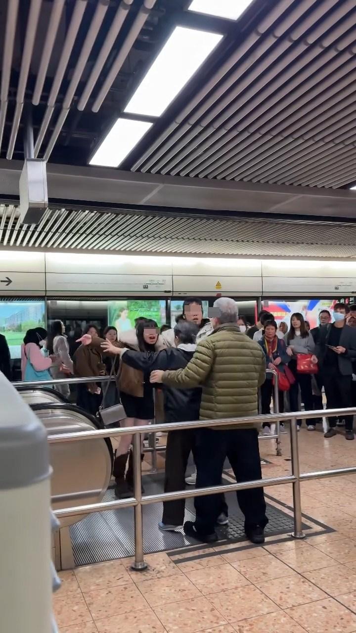 白衣男老婆見狀即時「爆發」保護老公，用雙手擋開老伯的手，喝斥老伯離開。（Threads@chingr1rmyjj）