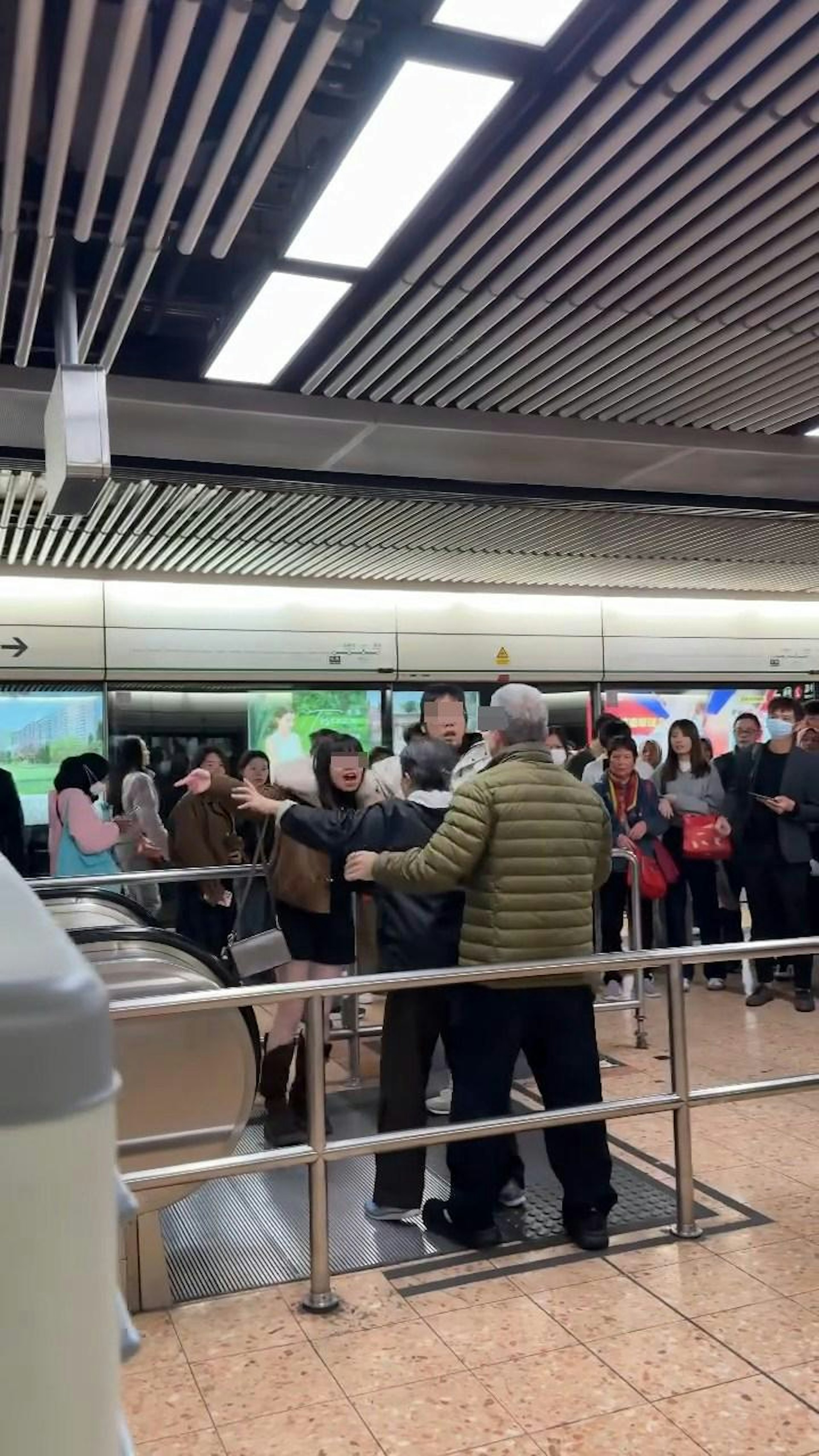 白衣男老婆見狀即時「爆發」保護老公,用雙手擋開老伯的手,喝斥老伯離開。(Threads@chingr1rmyjj)