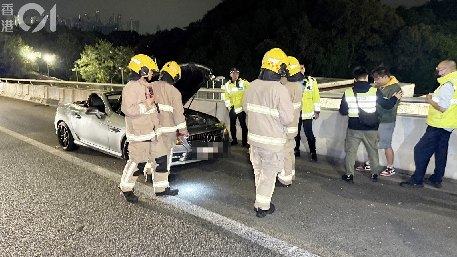 事故發生後，司機將其平治AMG座駕停在路肩待救。(李家傑攝)