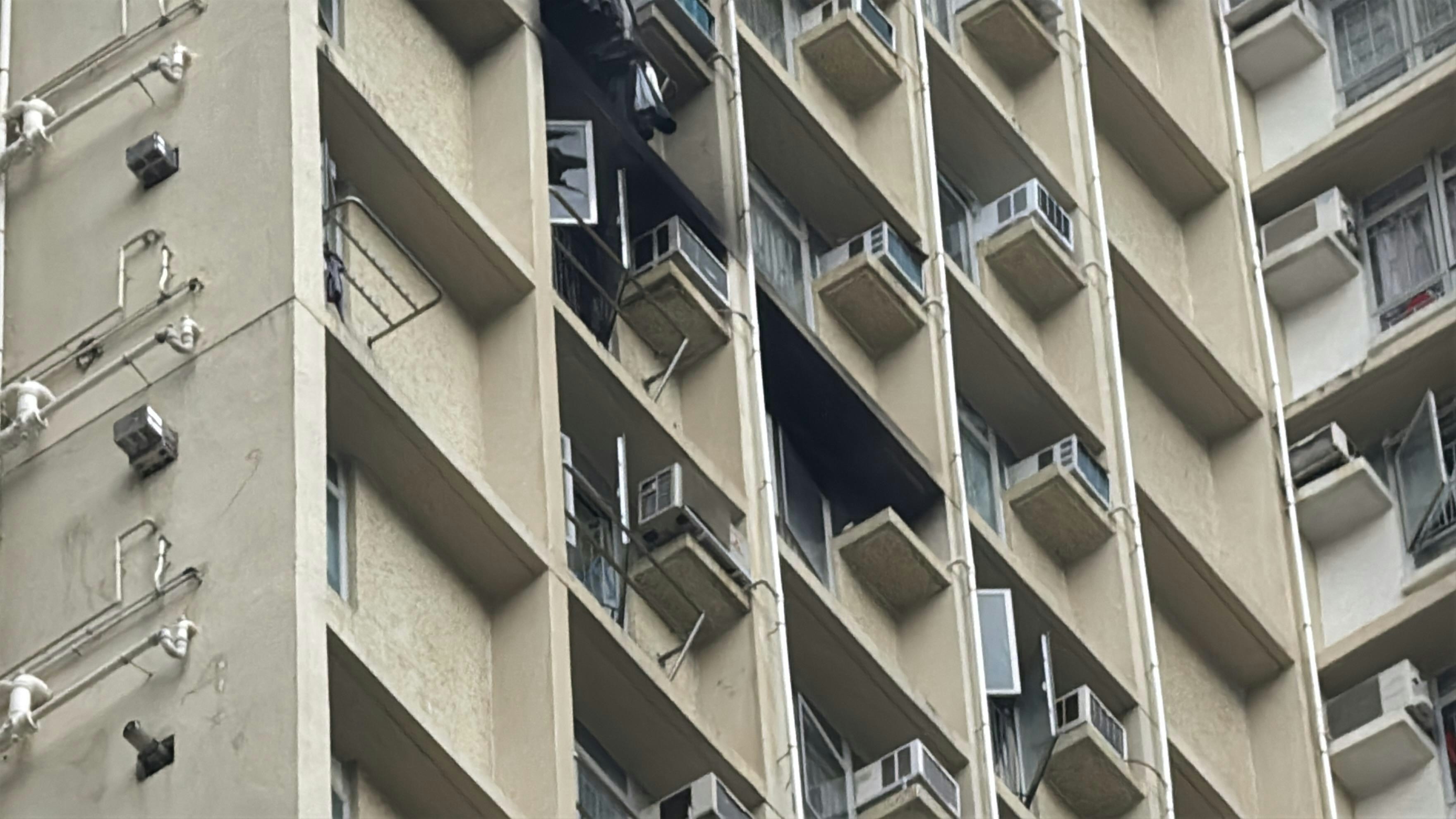 勇石樓一單位起火。（翁鈺輝攝）