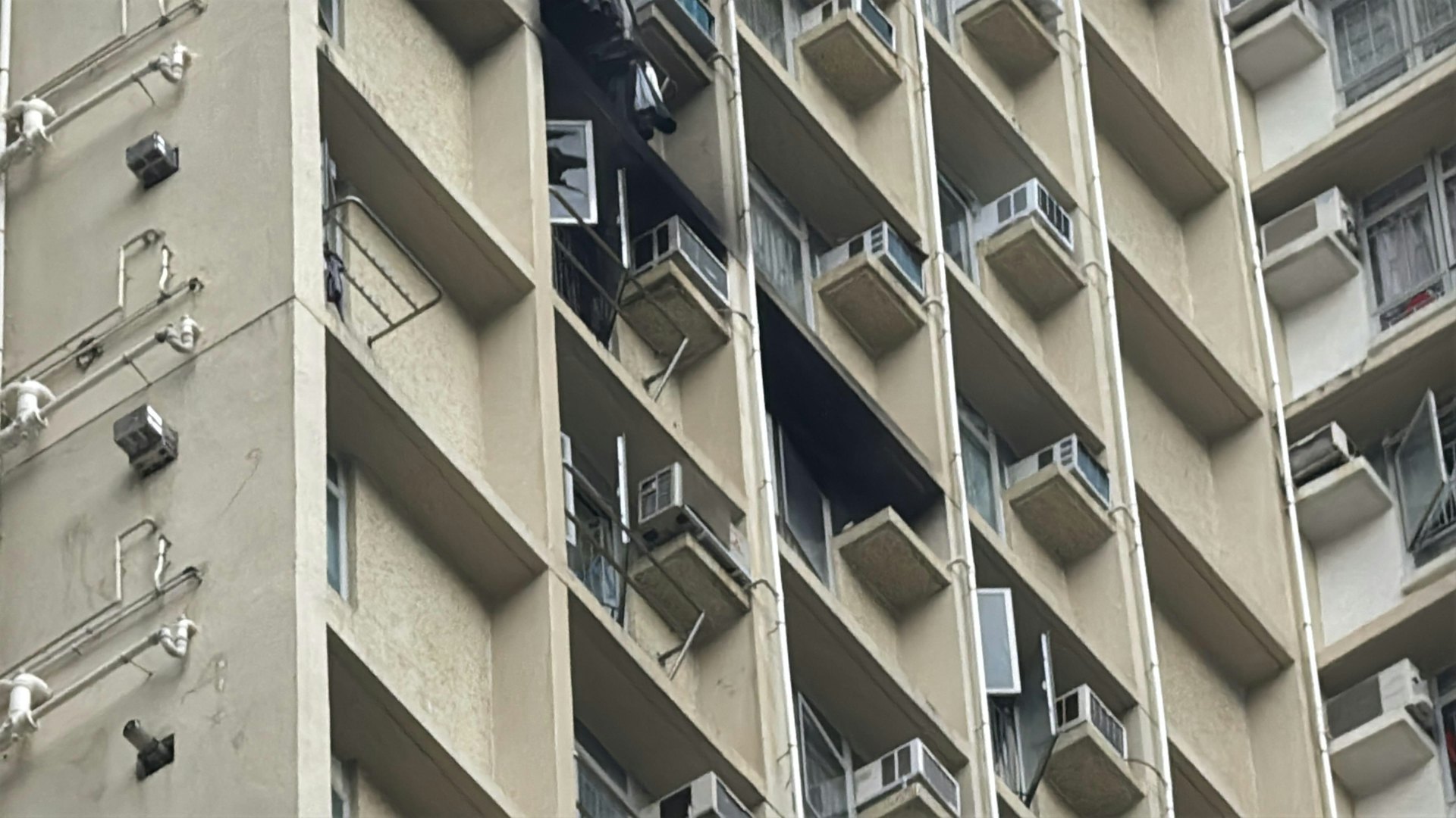 勇石樓一單位起火。(翁鈺輝攝) 勇石樓一單位起火。(翁鈺輝攝)