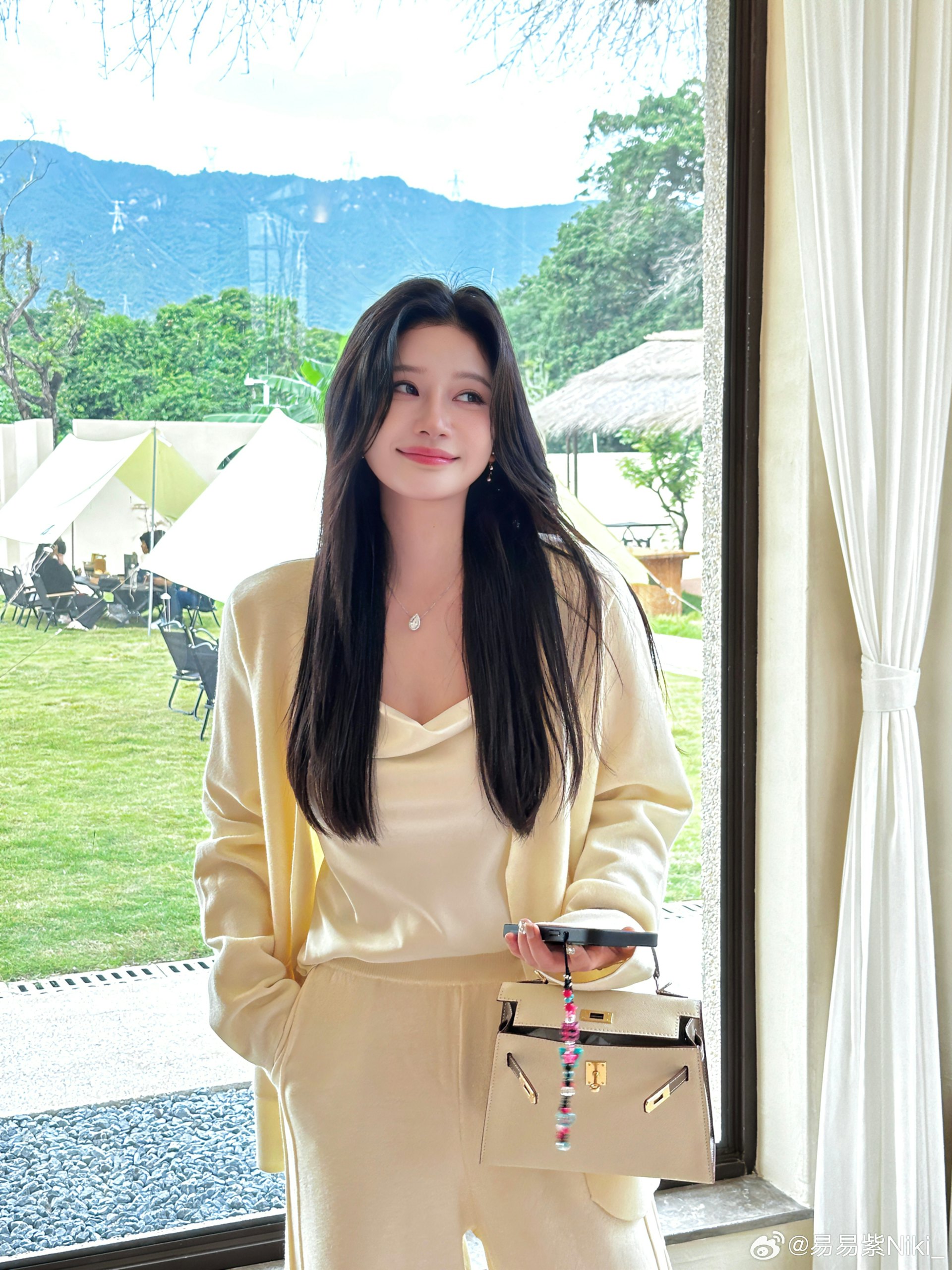 易易紫近年來在直播中爆料多名藝人。(易易紫微博)