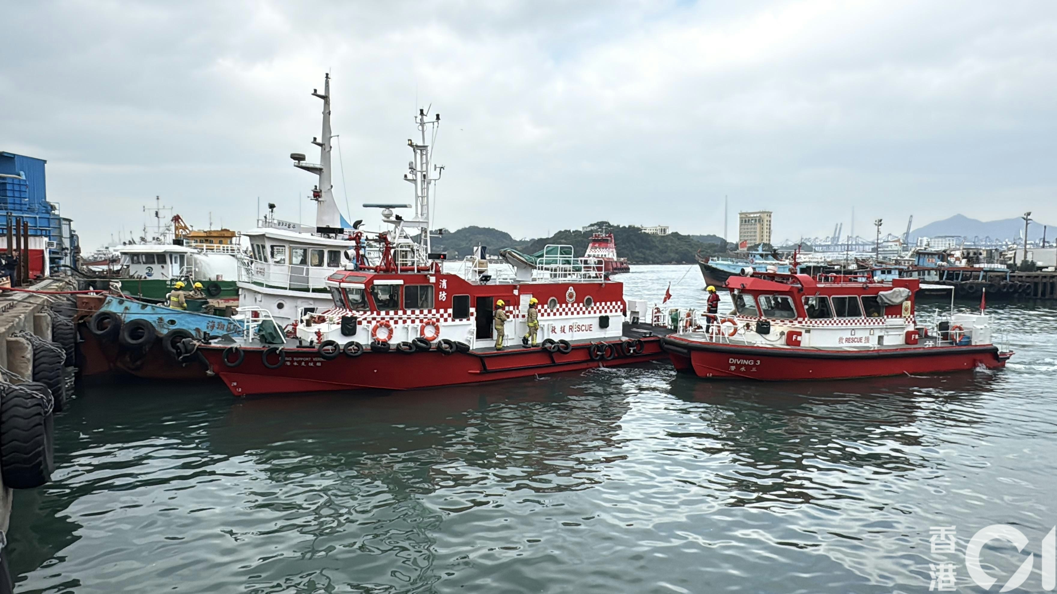 大角咀欽州街西海面駁船冒煙　消防開喉救熄