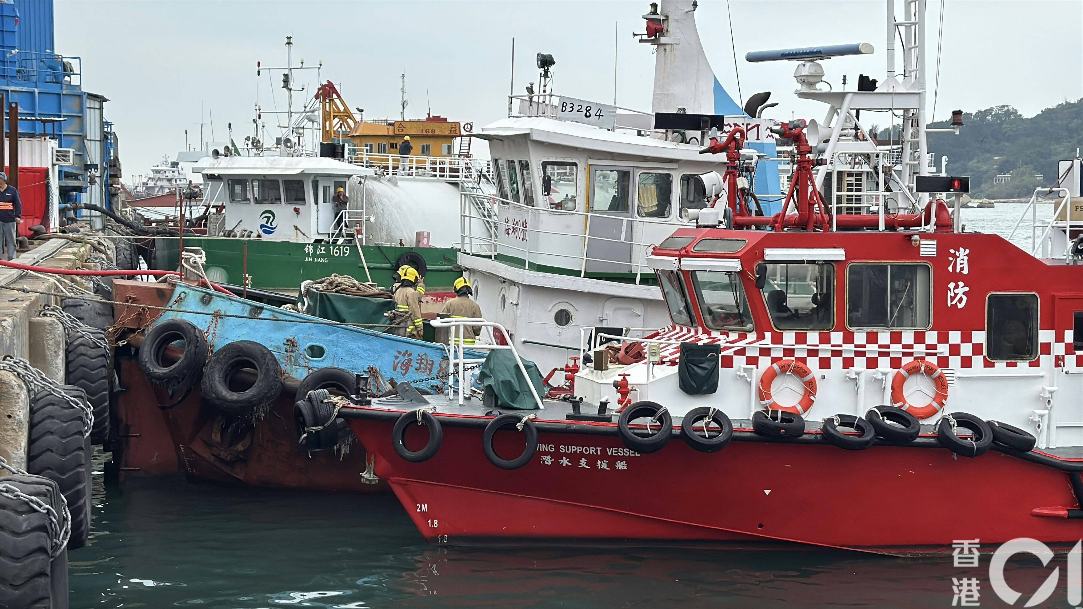 一艘停泊在大角咀欽州街西對開海面的駁船，懷疑冒煙。(翁鈺輝攝)