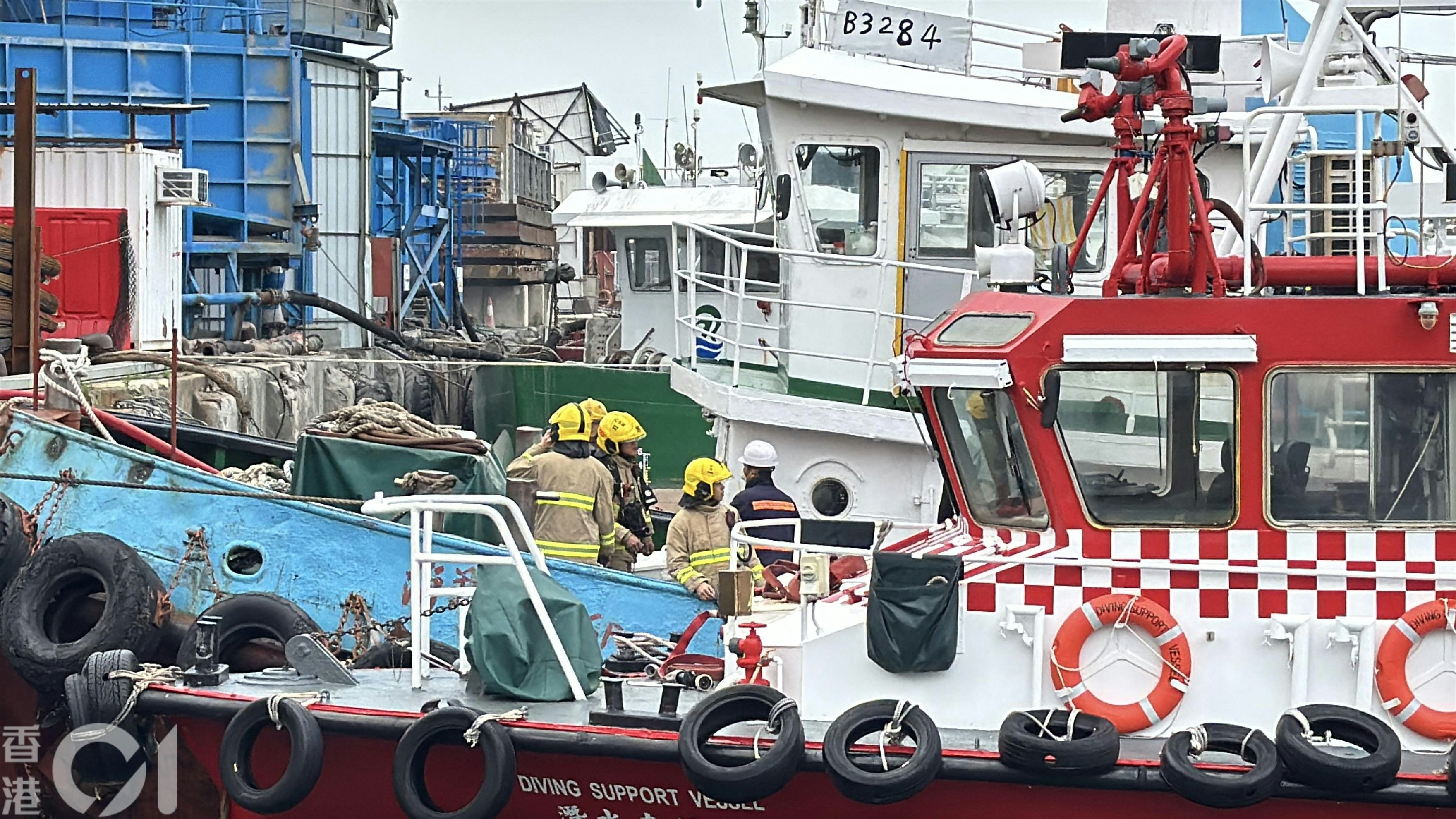 消防員在駁船上調查。(翁鈺輝攝)