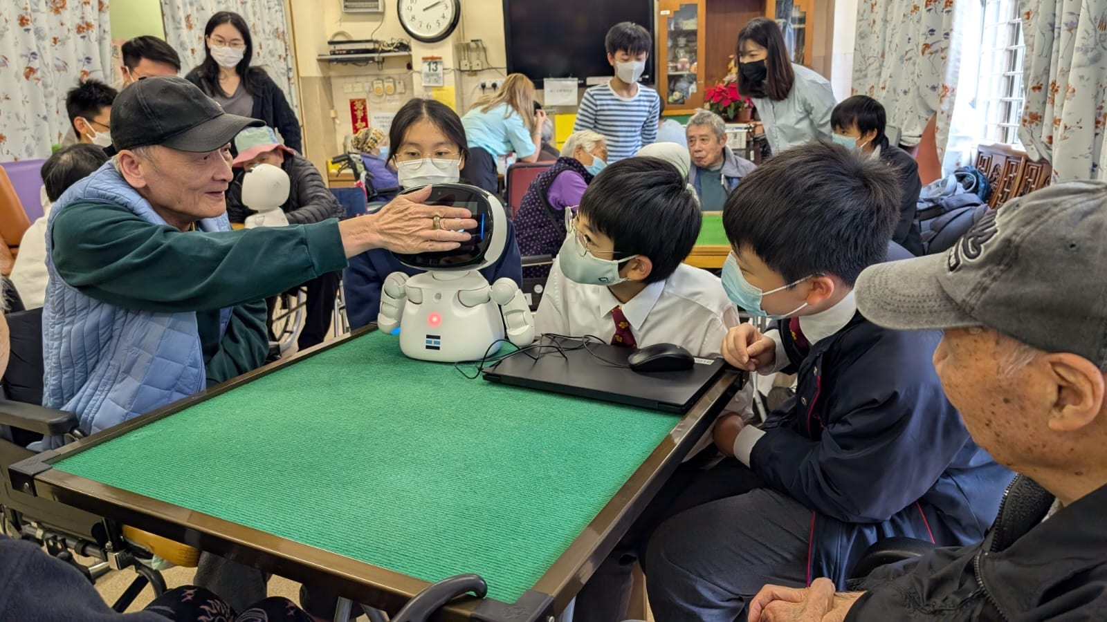 香港教育大學團隊與香港中國婦女會中學一眾學生合作，以 AI 及機械人為工具，為長者提供互動式復康活動遊戲。（教育大學提供）