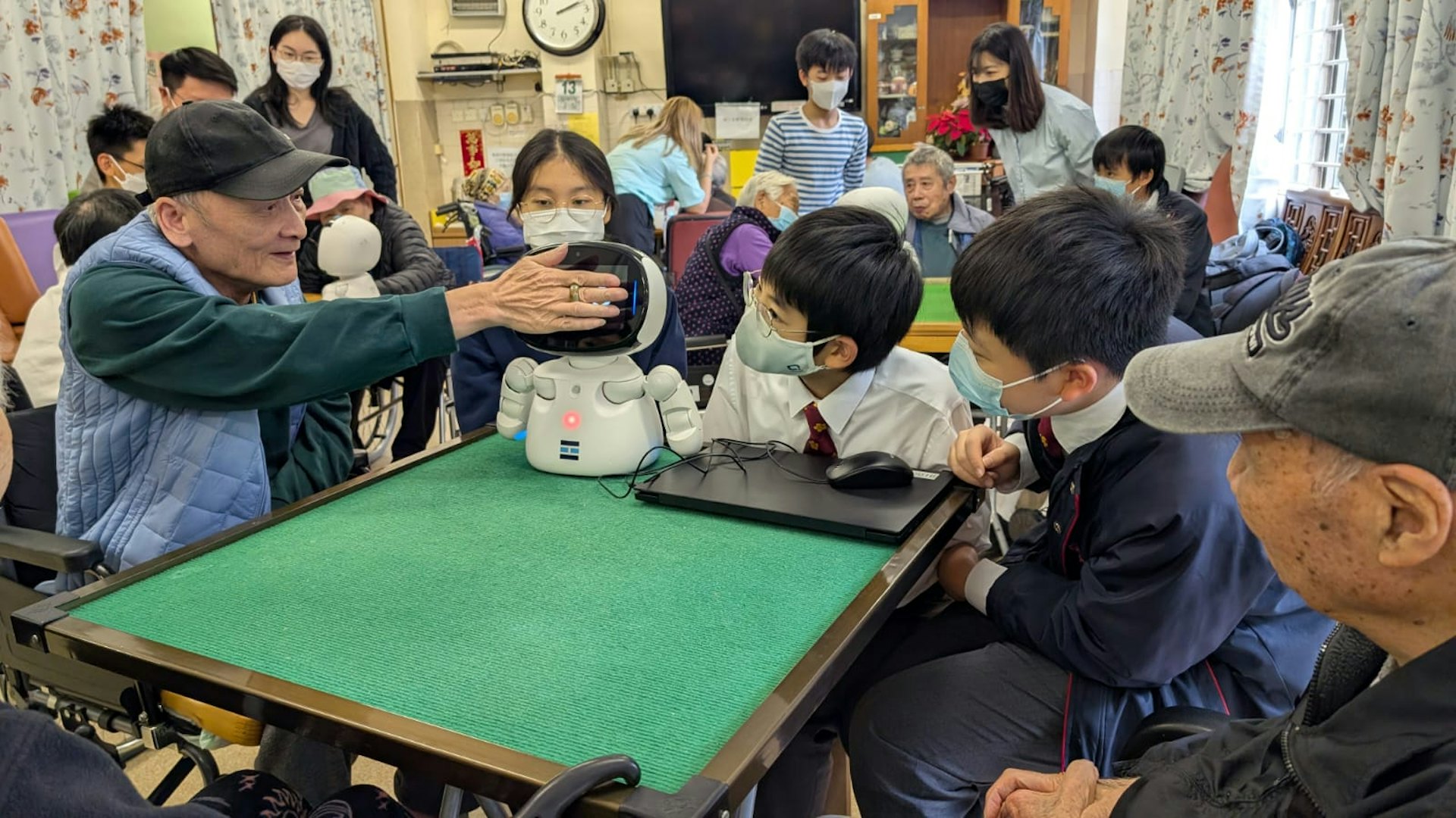 香港教育大學團隊與香港中國婦女會中學一眾學生合作,以 AI 及機械人為工具,為長者提供互動式復康活動遊戲。(教育大學提供)