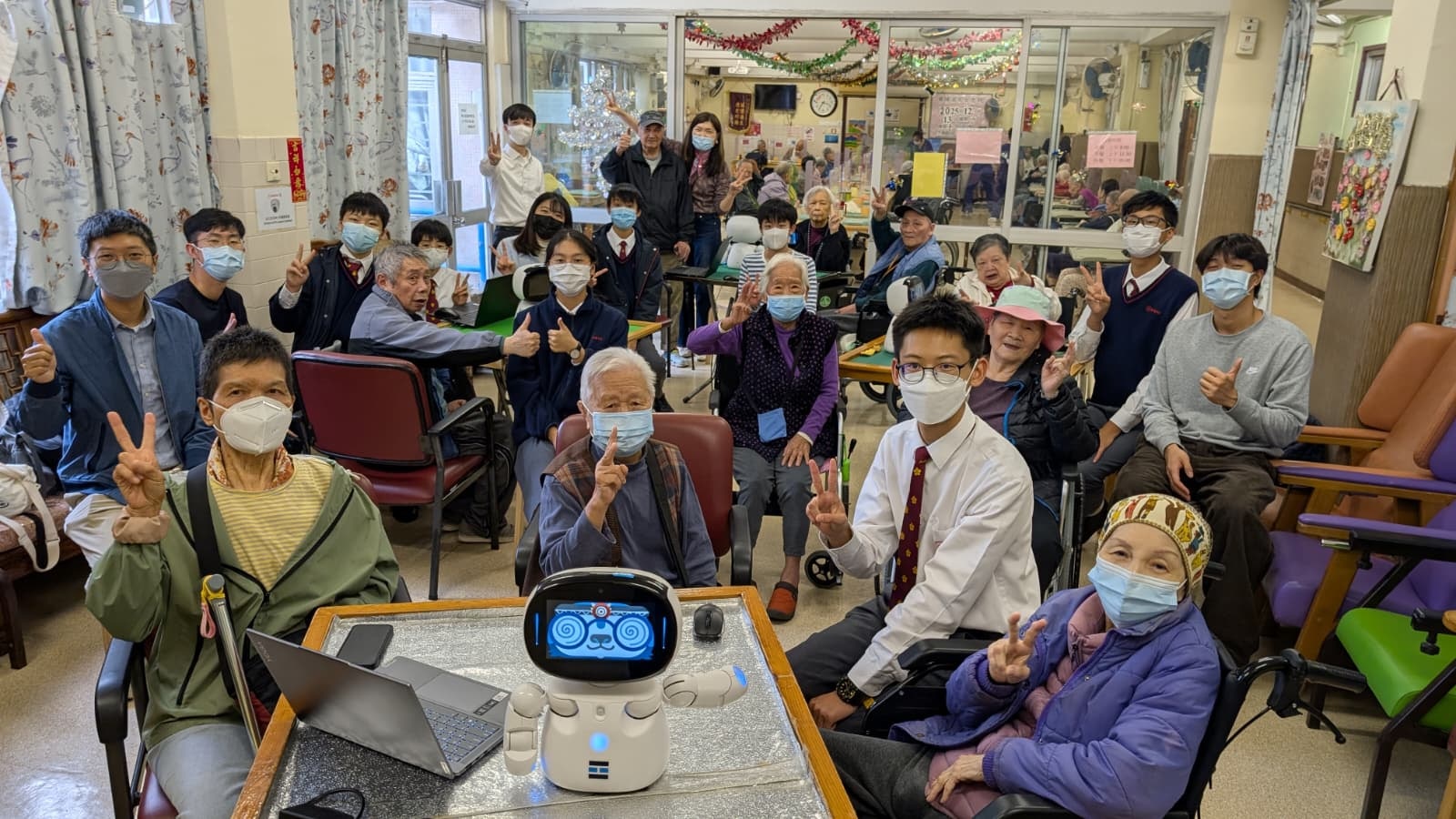 香港教育大學團隊與香港中國婦女會中學一眾學生合作，以 AI 及機械人為工具，為長者提供互動式復康活動遊戲。（教育大學提供）