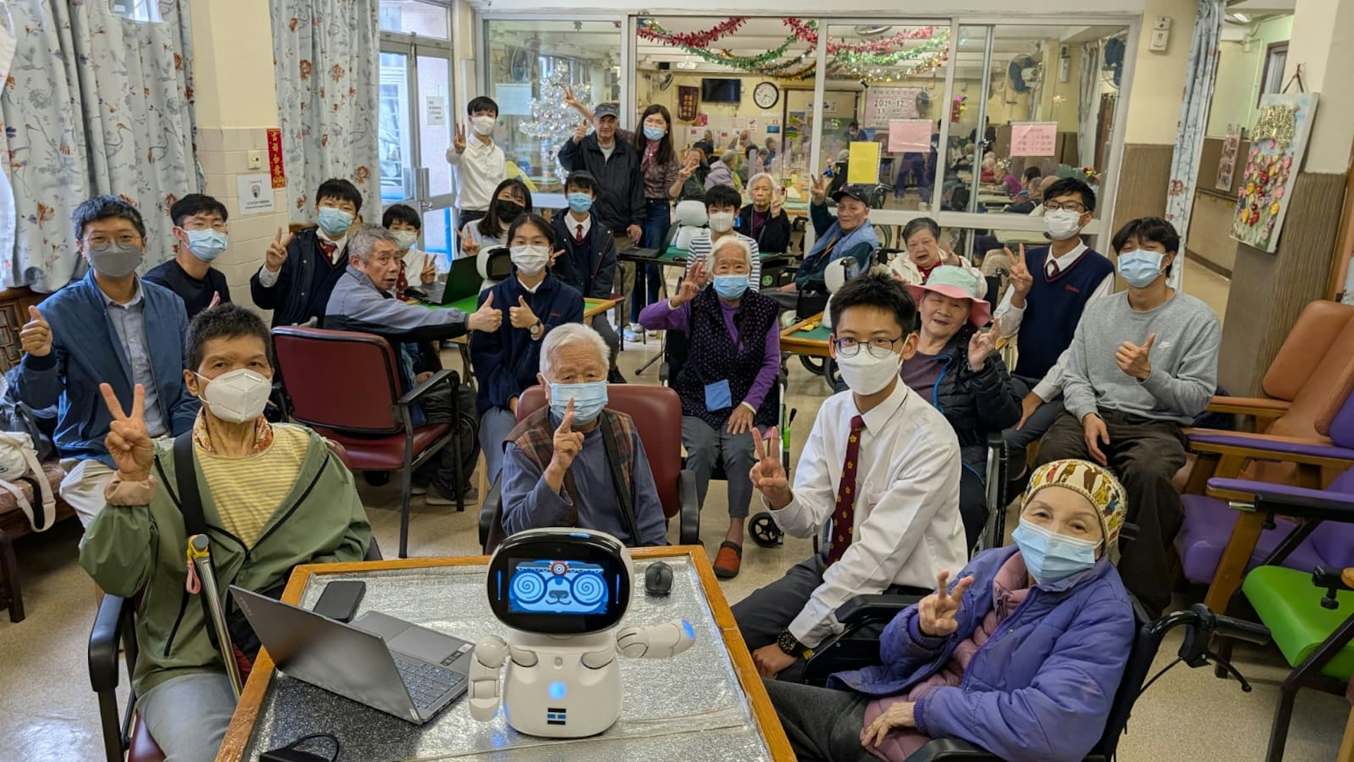 香港教育大學團隊與香港中國婦女會中學一眾學生合作,以 AI 及機械人為工具,為長者提供互動式復康活動遊戲。(教育大學提供)