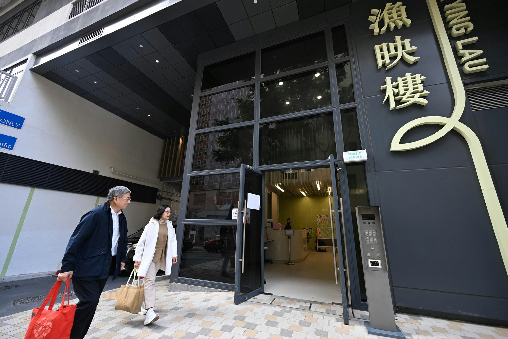 宏福苑火災事發至今兩個多月，政務司副司長卓永興今天（4日）宣布向每戶發放5000元「春節心意金」，稱向他們送上節日祝福。（卓永興FB）