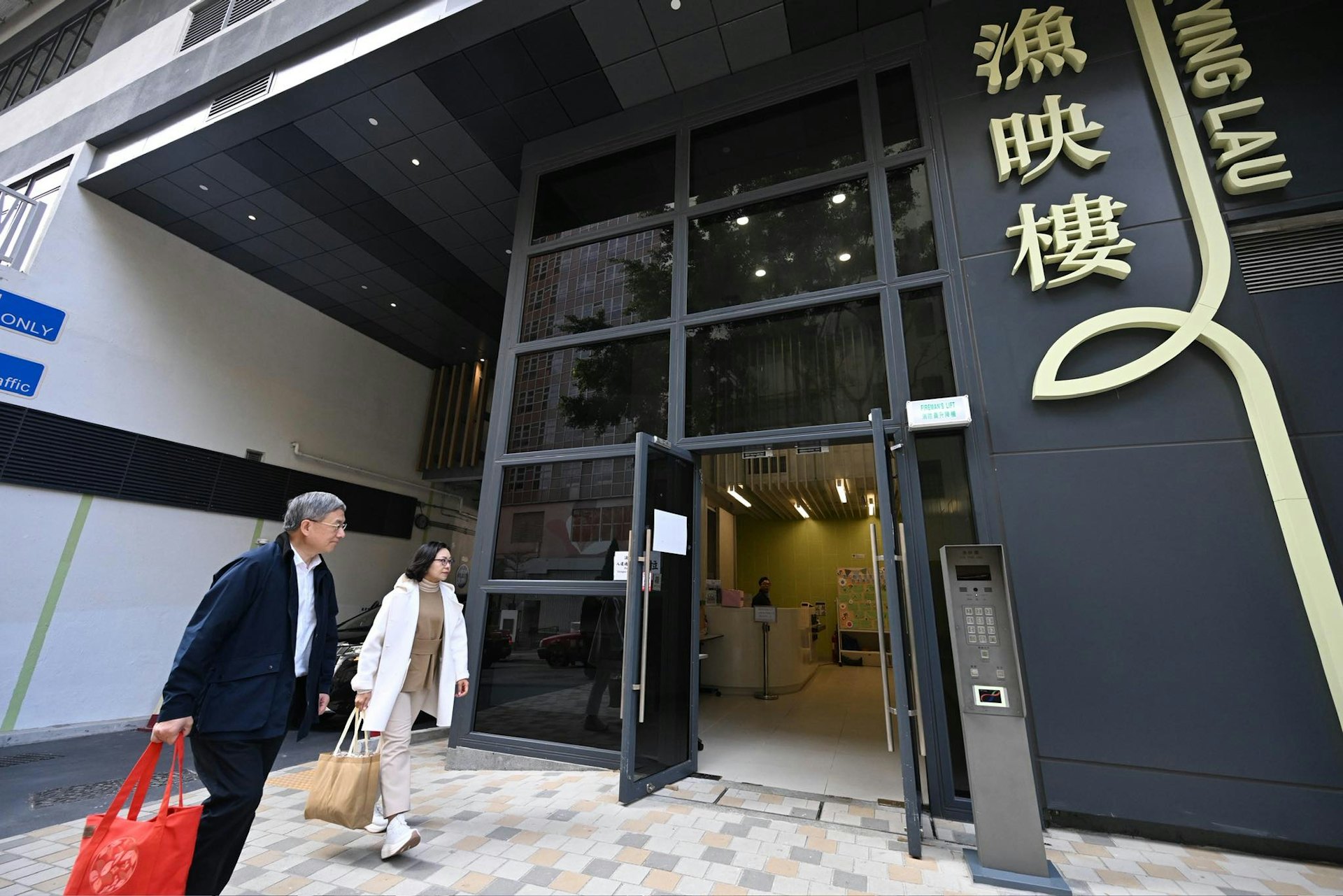 宏福苑火災事發至今兩個多月,政務司副司長卓永興今天(4日)宣布向每戶發放5000元「春節心意金」,稱向他們送上節日祝福。(卓永興FB) 宏福苑火災事發至今兩個多月,政務司副司長卓永興今天(4日)宣布向每戶發放5000元「春節心意金」,稱向他們送上節日祝福。(卓永興FB)