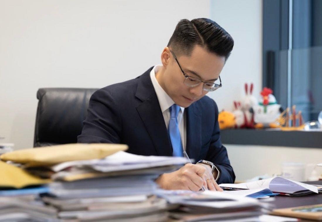 宏福火｜梁熙率「我愛香港協會」捐助單親家庭　每戶一萬元助學金