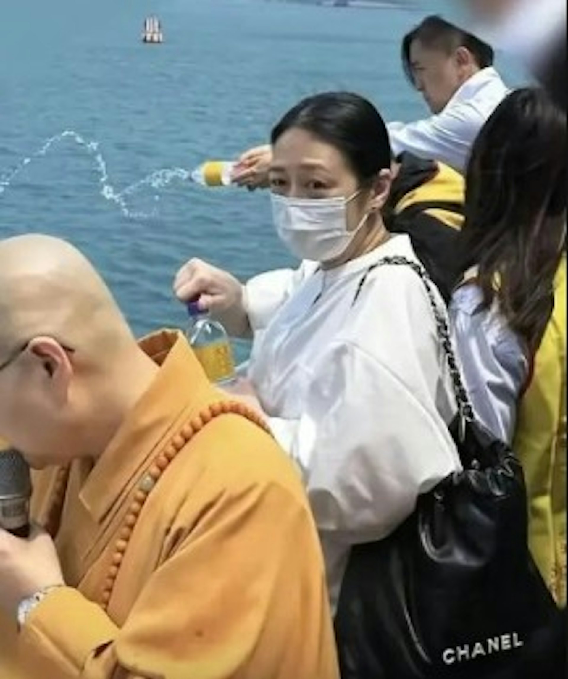 朱丽倩现身海边参与佛教活动。