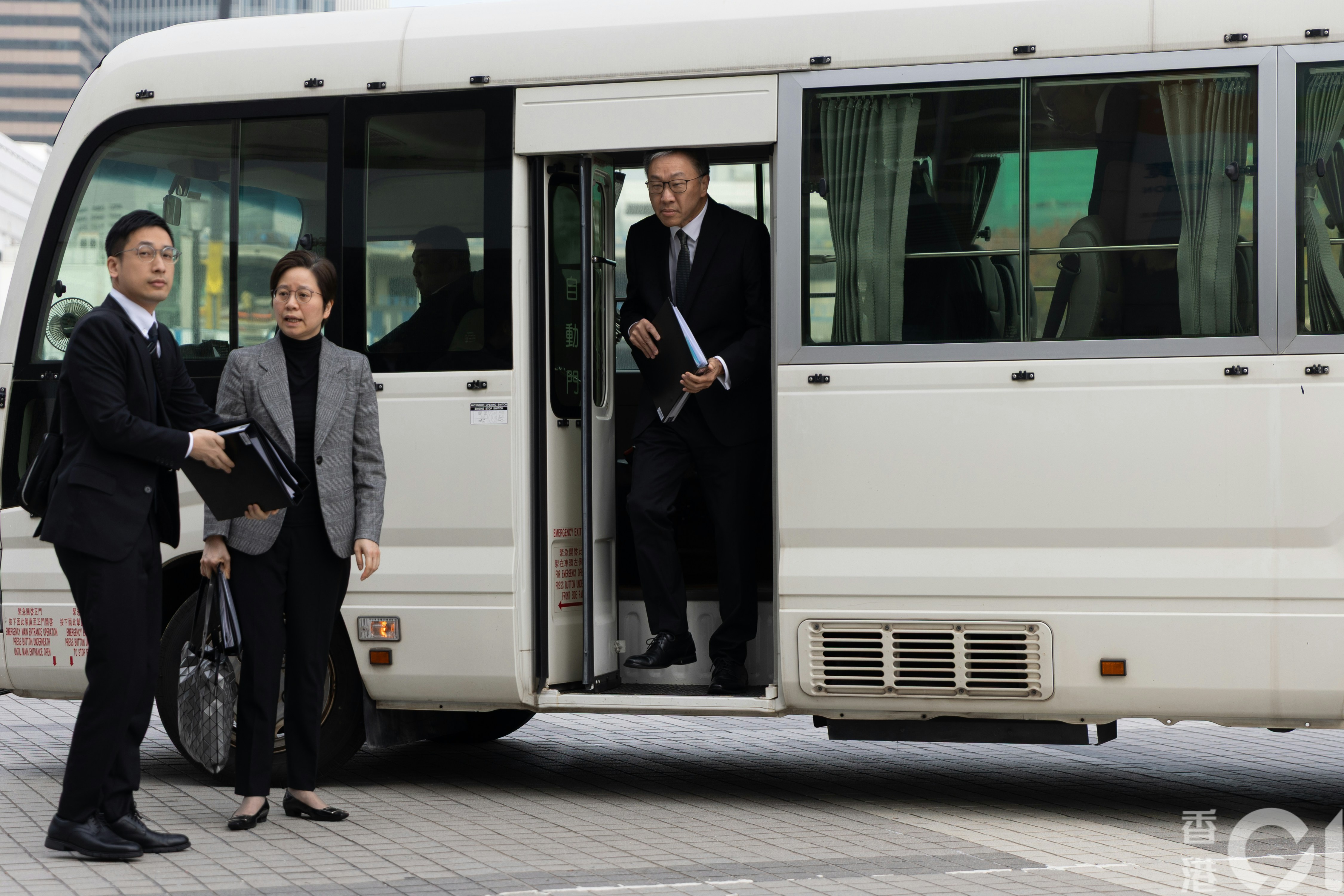 宏福苑大火獨立委員會將於3月19日會進行聽證會，主席陸啟康（中）指，希望調查於9個月內完成，但有挑戰。圖為聽證會指示會議開始前，陸啟康等人到達展城館外。（梁鵬威攝）