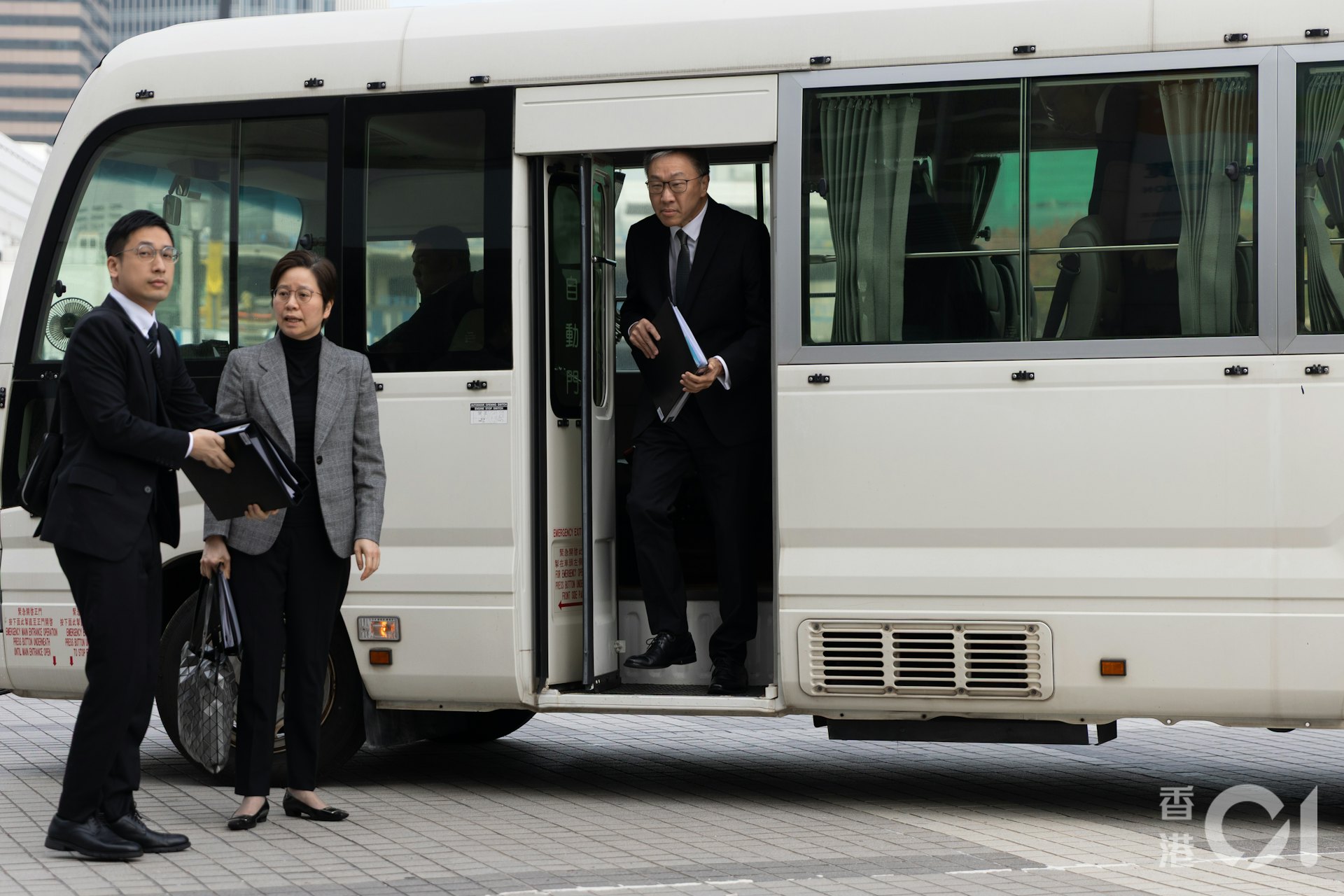 宏福苑大火獨立委員會將於3月19日會進行聽證會,主席陸啟康(中)指,希望調查於9個月內完成,但有挑戰。圖為聽證會指示會議開始前,陸啟康等人到達展城館外。(梁鵬威攝) 宏福苑大火獨立委員會將於3月19日會進行聽證會,主席陸啟康(中)指,希望調查於9個月內完成,但有挑戰。圖為聽證會指示會議開始前,陸啟康等人到達展城館外。(梁鵬威攝)