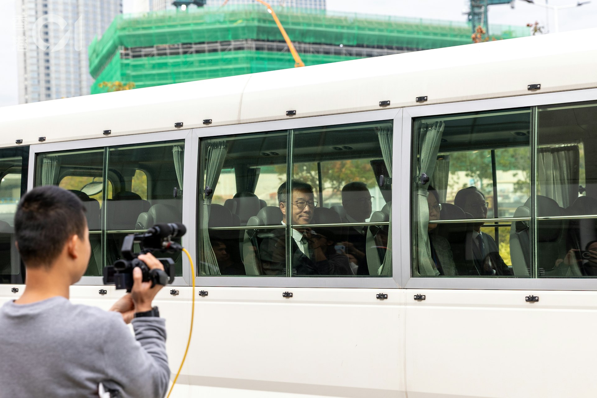 委員會主席會後未有回應記者問題,直接走向小巴搭車。(梁鵬威攝) 委員會主席會後未有回應記者問題,直接走向小巴搭車。(梁鵬威攝)