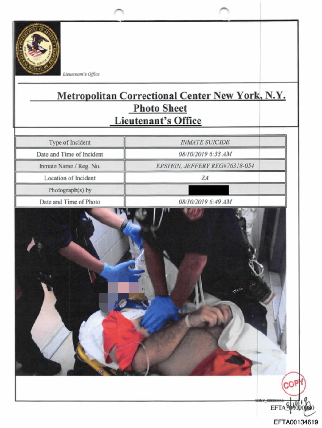 美國司法部2026年1月30日公布愛潑斯坦文件，照片來自號碼為「EFTA00134595」文件，其中可見愛潑斯坦接受急救。（美國司法部）