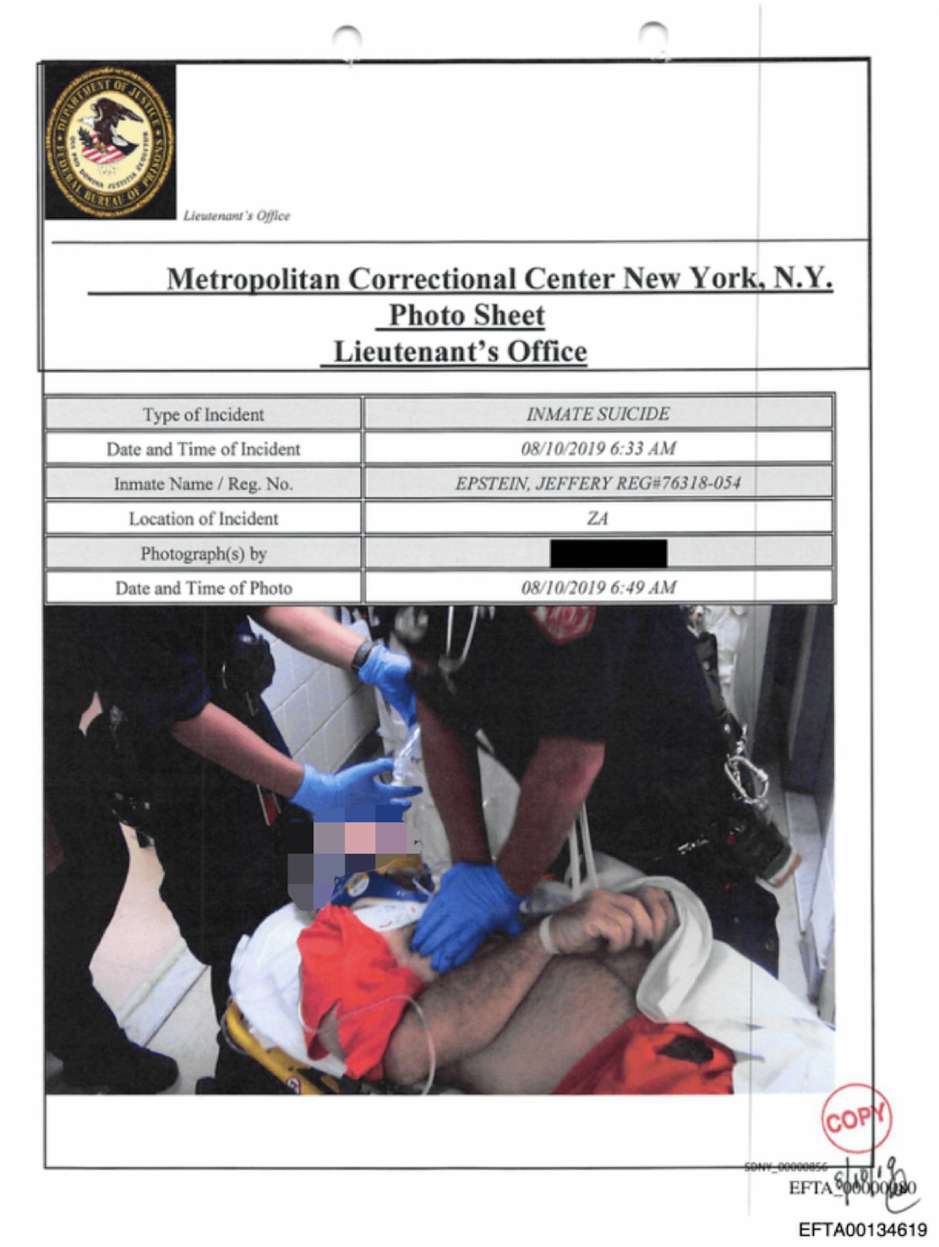 美國司法部2026年1月30日公布愛潑斯坦文件,照片來自號碼為「EFTA00134595」文件,其中可見愛潑斯坦接受急救。(美國司法部) 美國司法部2026年1月30日公布愛潑斯坦文件,照片來自號碼為「EFTA00134595」文件,其中可見愛潑斯坦接受急救。(美國司法部)