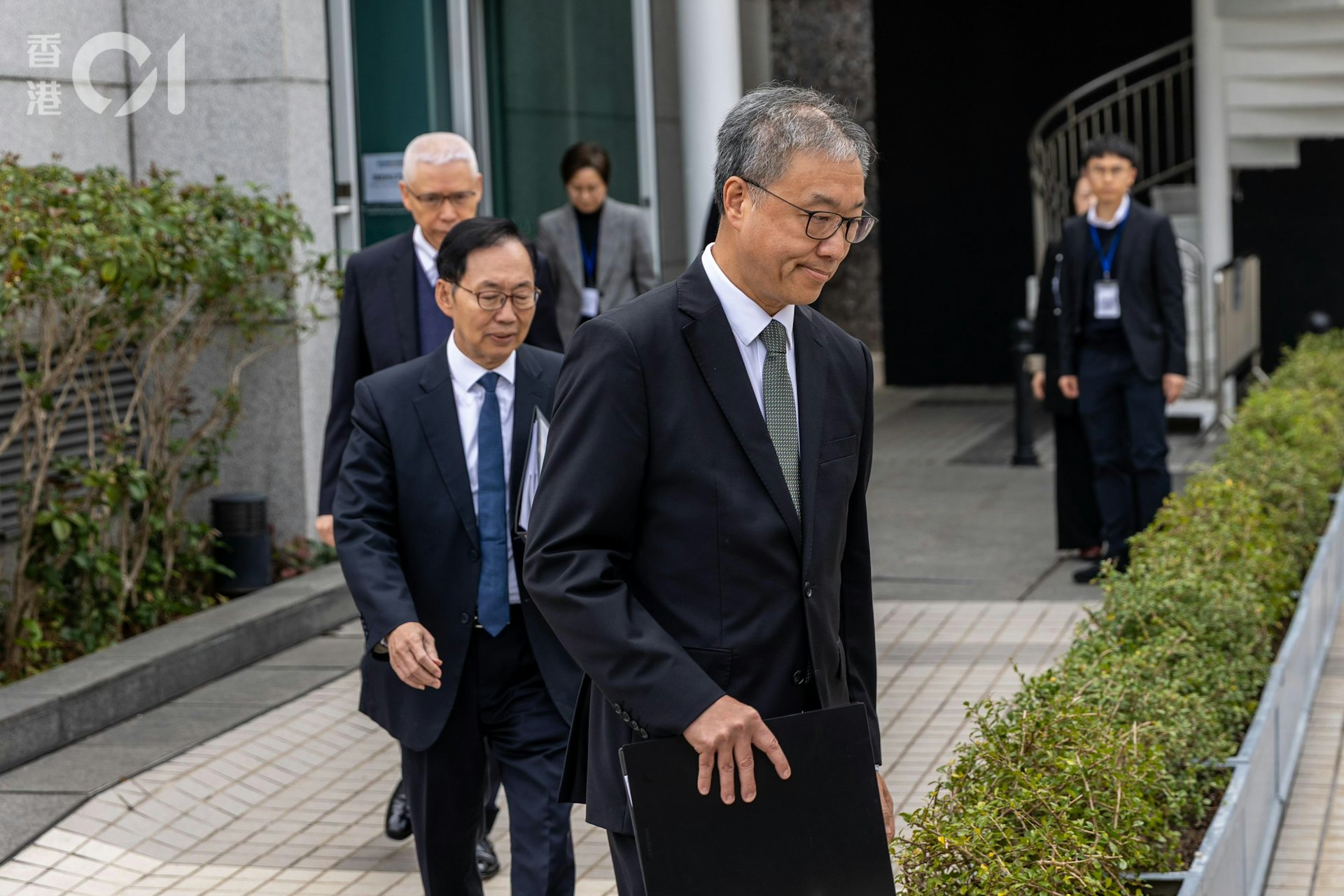 委員會主席會後未有回應記者問題,直接走向小巴搭車。(梁鵬威攝) 委員會主席會後未有回應記者問題,直接走向小巴搭車。(梁鵬威攝)