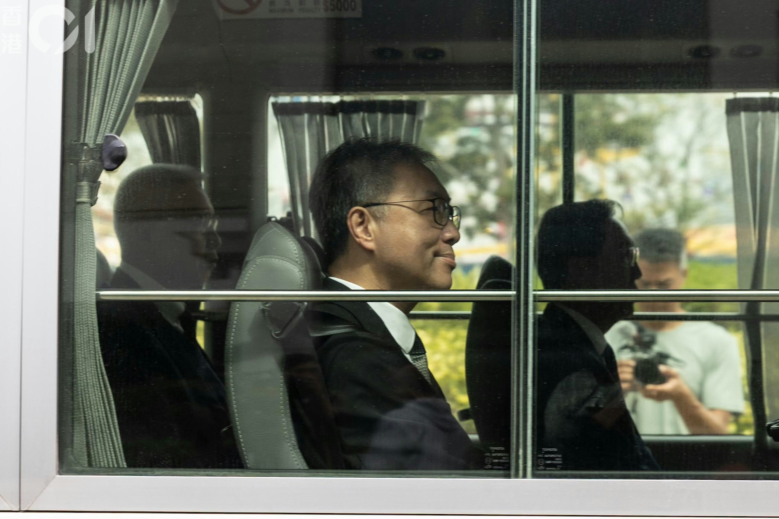 委員會主席會後未有回應記者問題，直接走向小巴搭車。（梁鵬威攝）