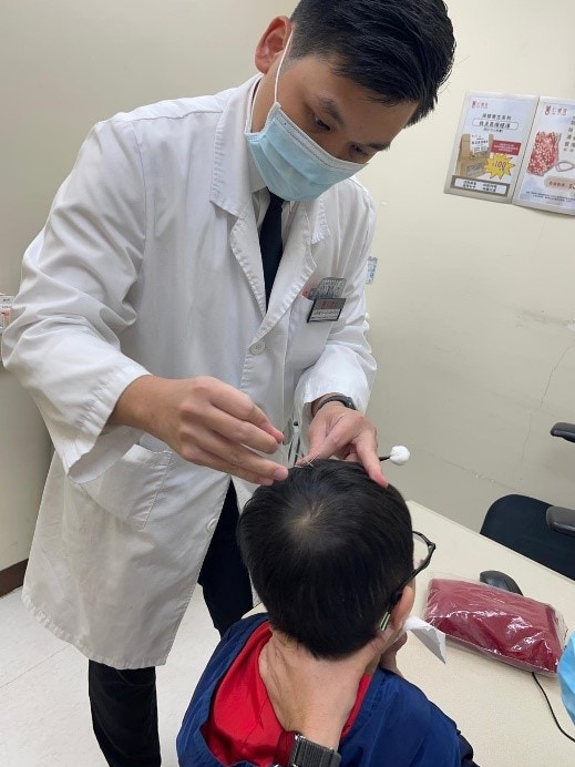 洪思展醫師指即使患兒超過6歲甚至進入青少年階段，科學規範的針灸方法仍能幫助改善症狀。（仁愛堂提供）