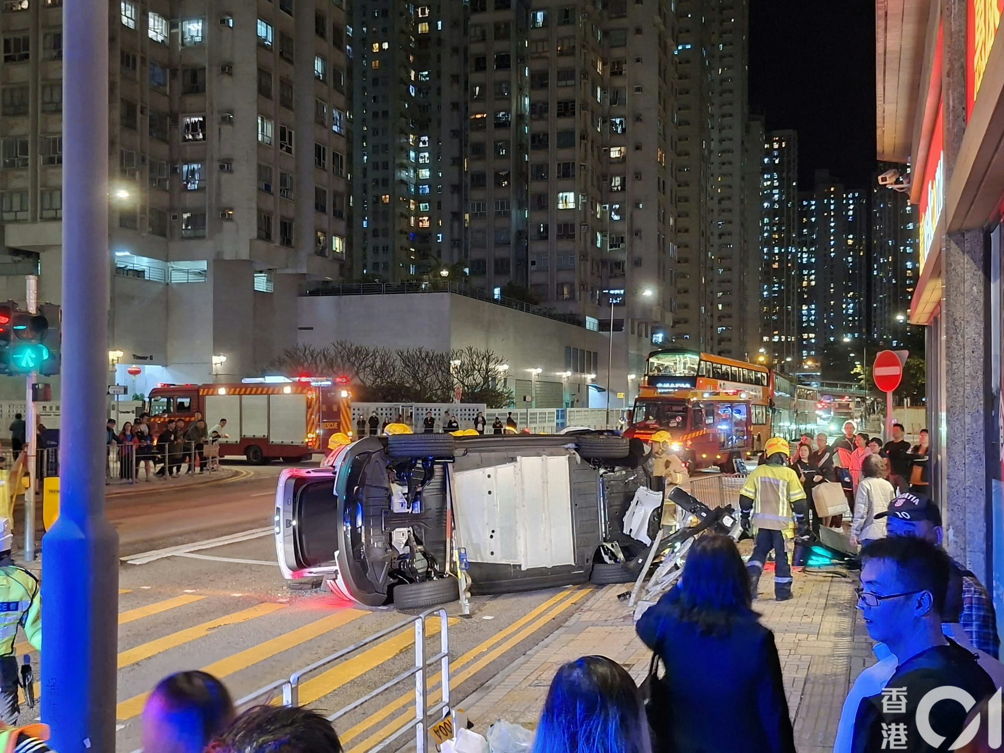 屯門海典軒對開兩車相撞 私家車翻側司機一度被困 兩人受傷送院