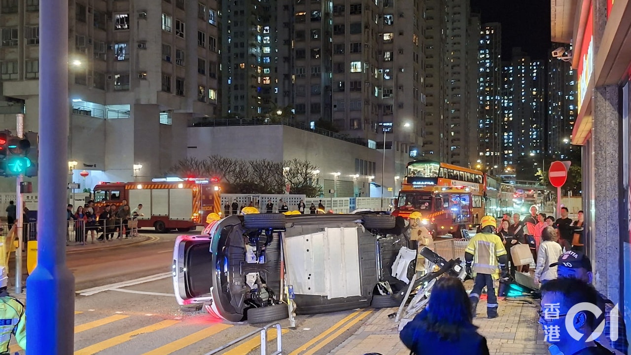 屯門海典軒對開兩車相撞 私家車翻側司機一度被困 兩人受傷送院