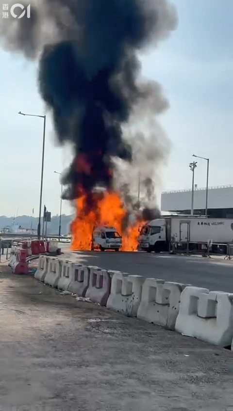 長沙灣魚類批發市場對開的欽明路有多架車起火，現場影片可見，一輛車身較小的白色貨車最先起火，烈焰從車身兩邊噴出，其後波及其他車。（讀者提供）